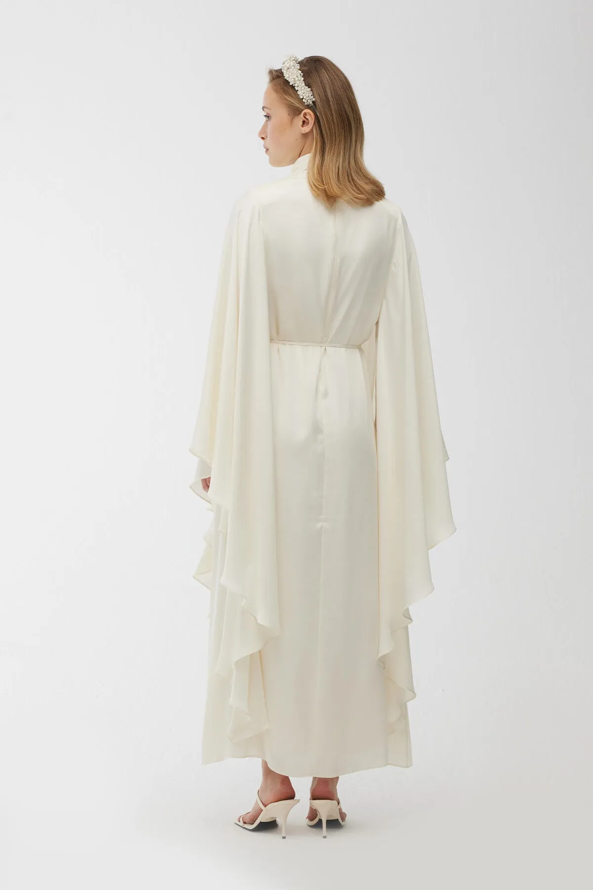 Manuka  Satin-Cape-Abendkleid Ecru