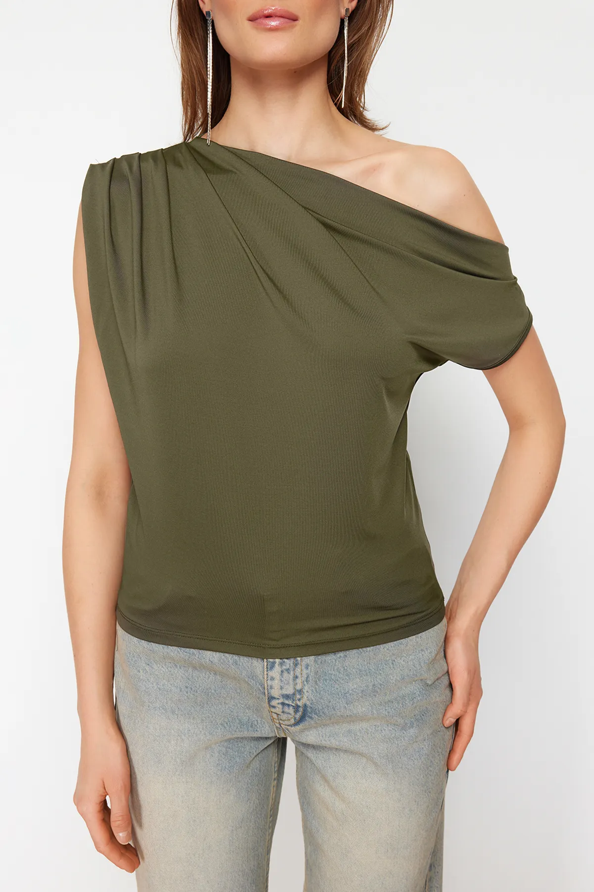 Trendyol Collection  Khakifarbene, ärmellose Stretch-Strickbluse mit asymmetrischem Kragen und normaler Passform TWOSS24BZ00396