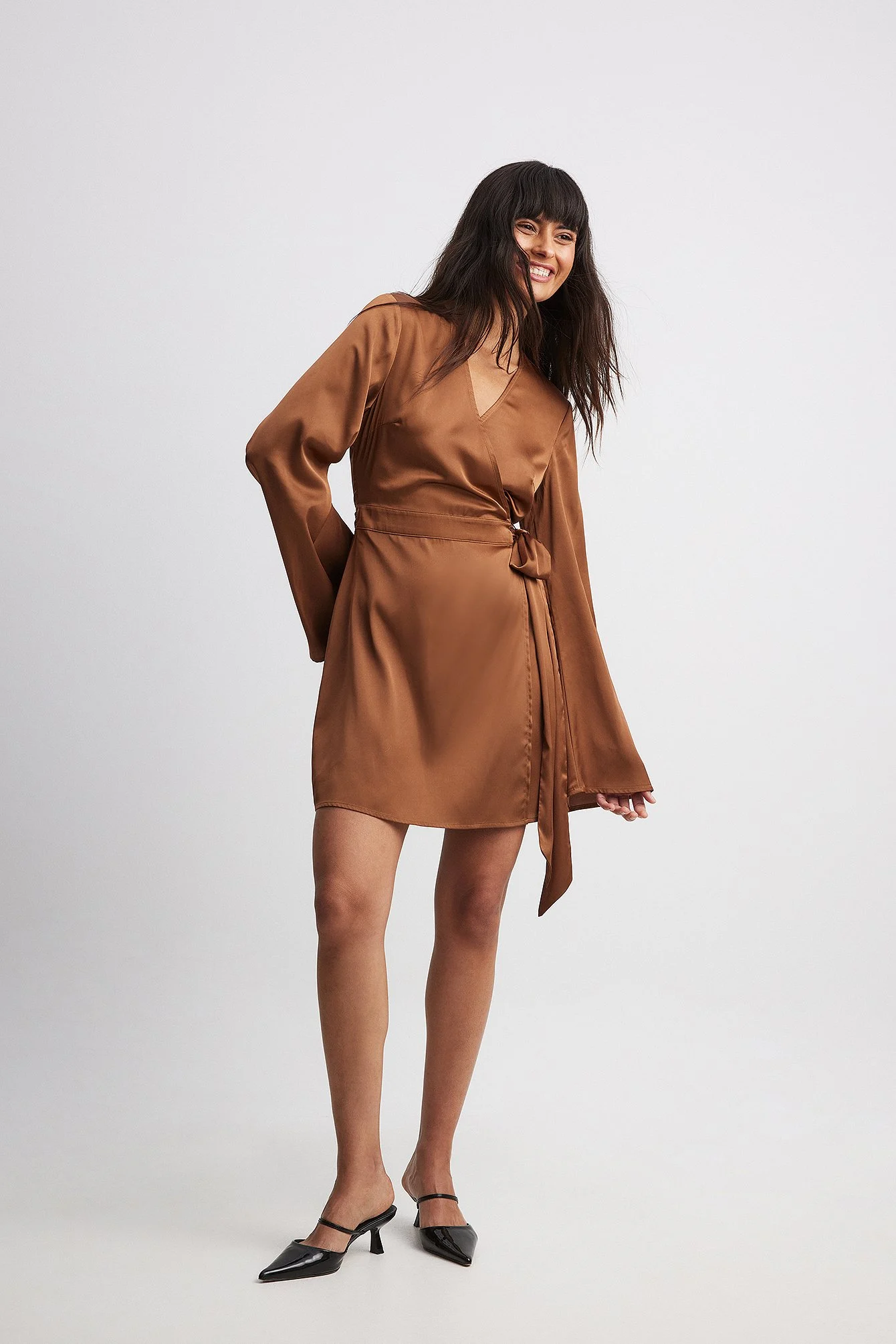 Fließendes Minikleid mit Bindegürtel