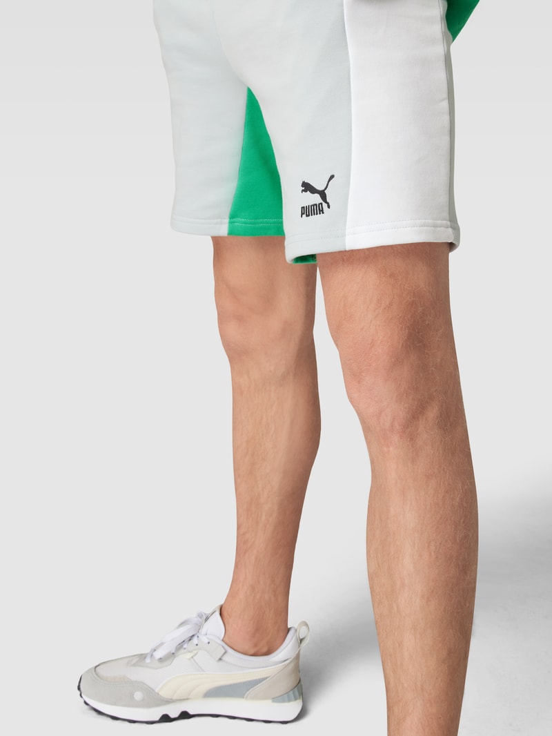 Sweatshorts mit Label-Stitching Modell 'CLASSICS' in hellgrau