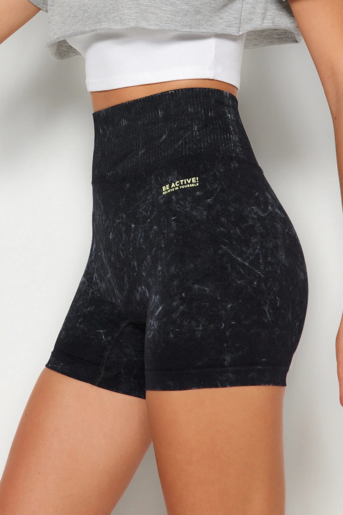 Trendyol Collection  Schwarze nahtlose/nahtlose Acid-Wash-Strick-Sportshorts/kurze Leggings THMSS23TY00034