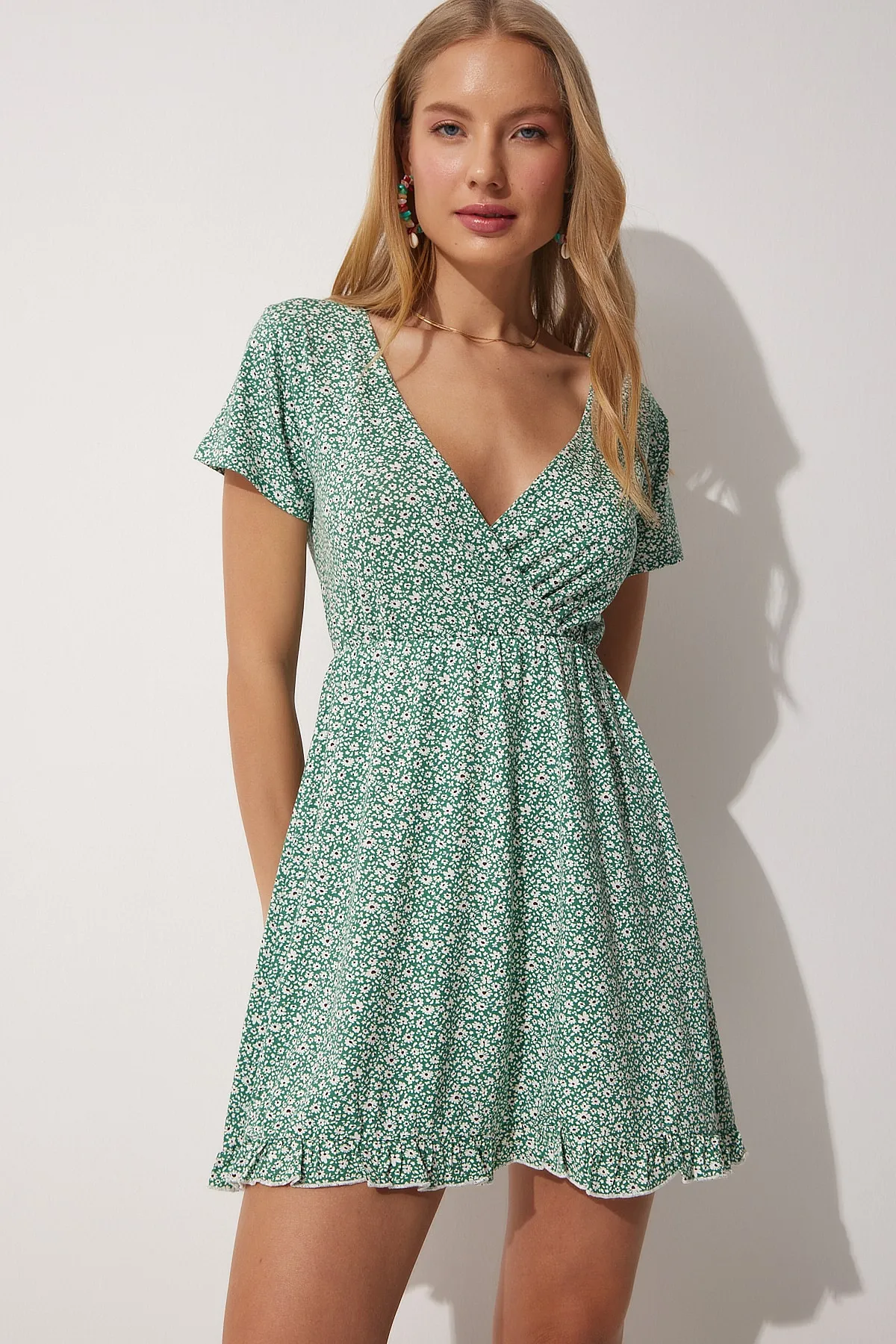 Happiness İstanbul  Damen-Sommer-Mini-Strickkleid mit Wickelkragen, grün-weißes Blumenmuster, UB00041