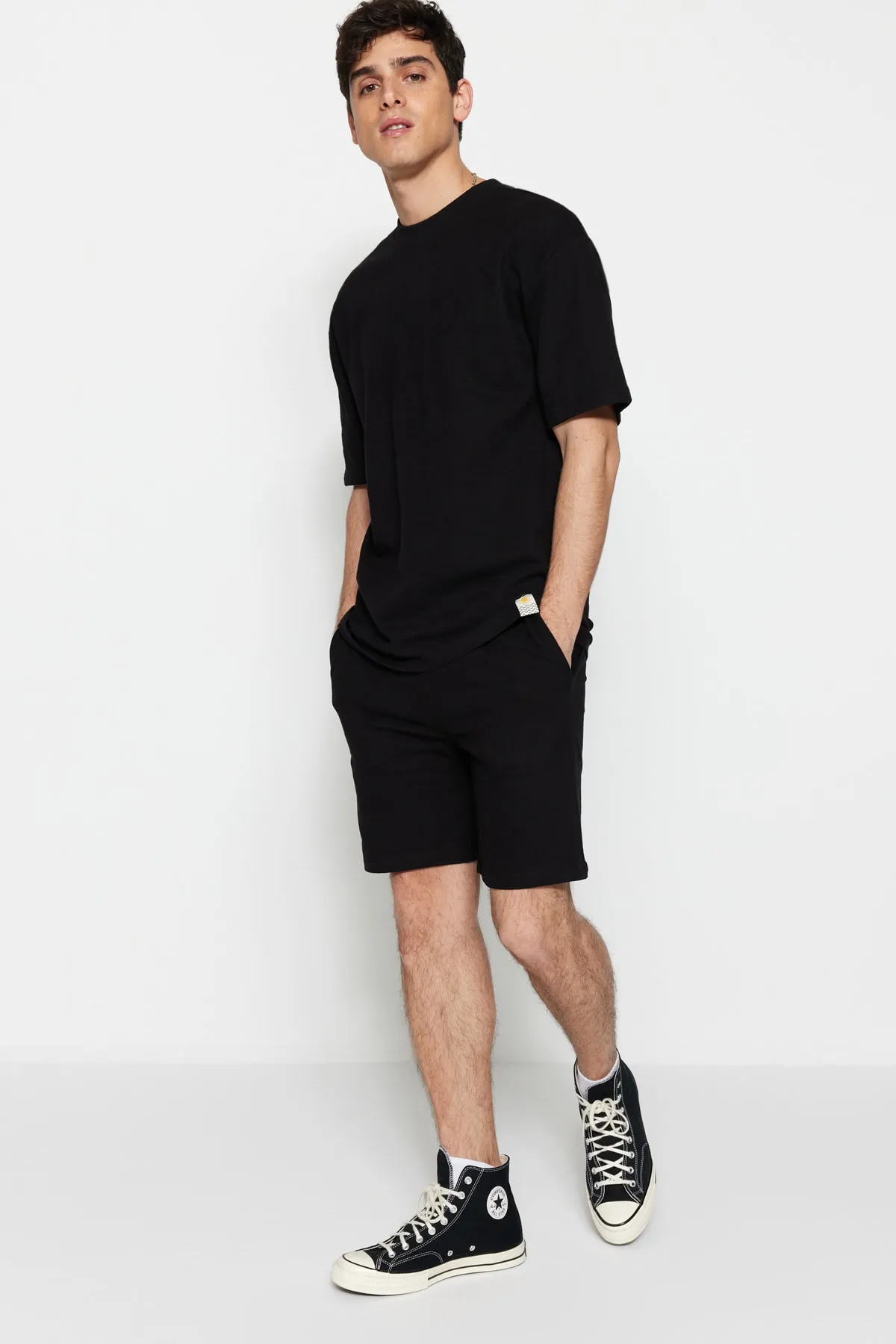 Trendyol Collection  Schwarze reguläre Shorts aus 100 % Baumwolle mit Struktur in limitierter Auflage TMNSS23SR00035