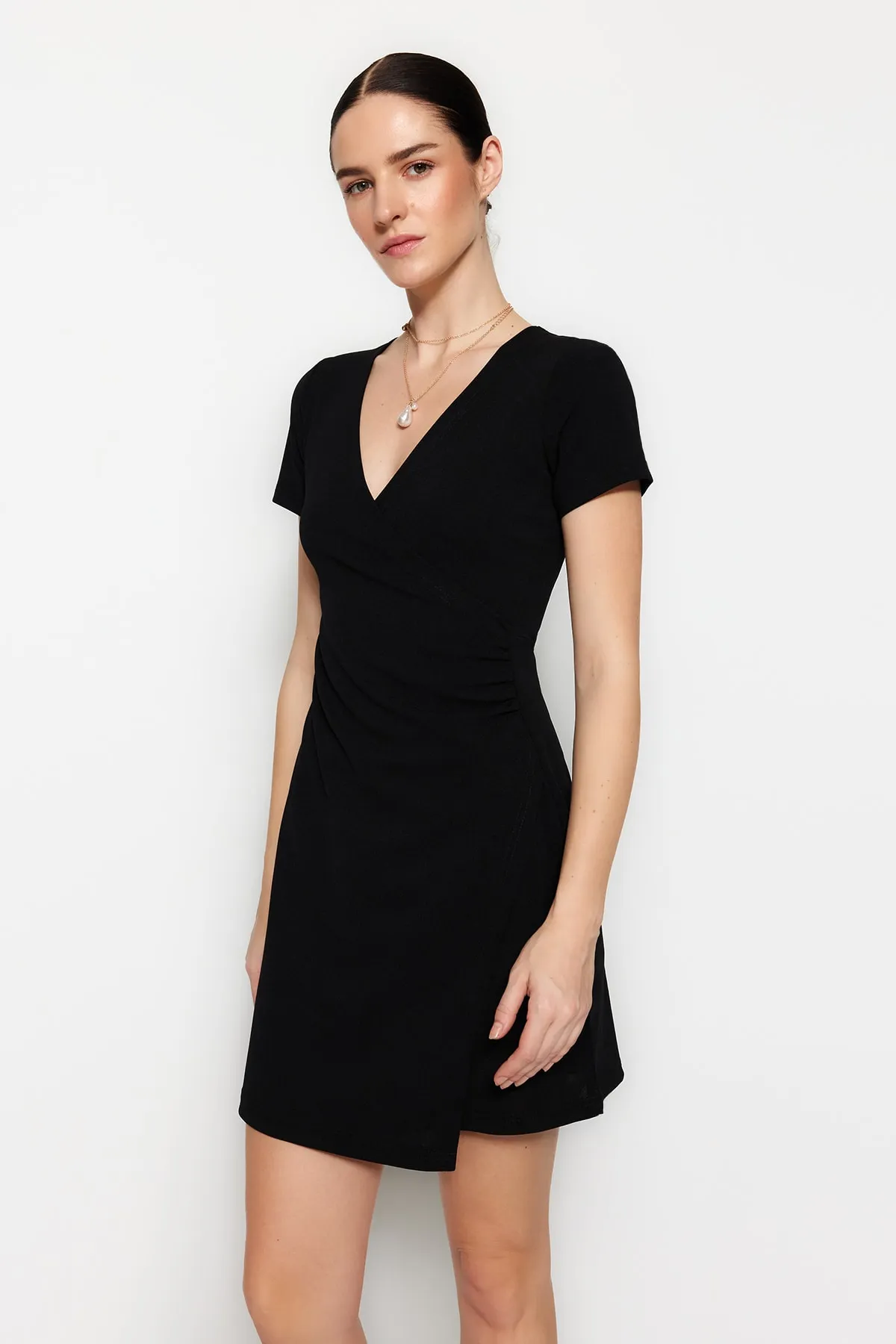 Trendyol Collection  Schwarzes, zweireihiges Mini-Strickkleid aus Crêpe in A-Linie mit zweireihigem Ausschnitt TWOSS23EL01703