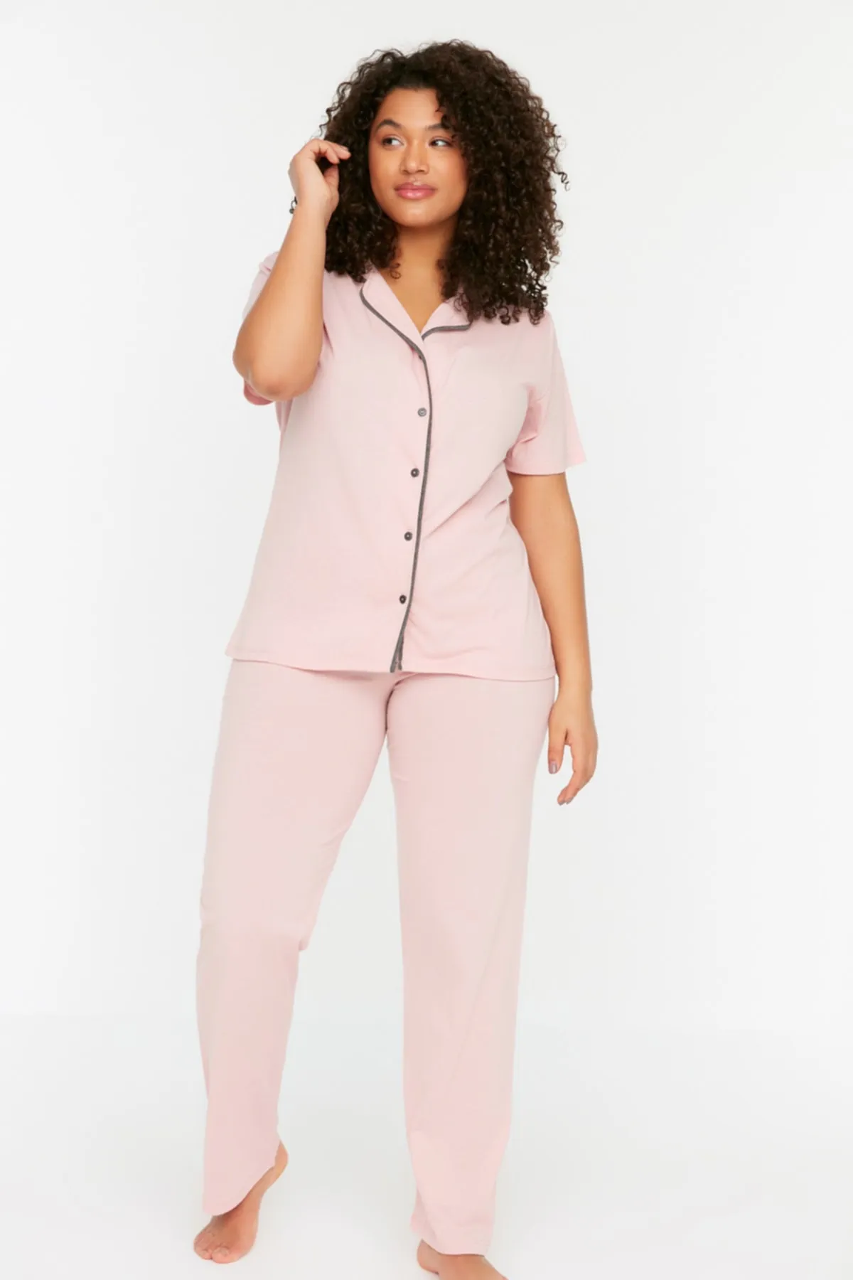 Trendyol Curve  Puderfarbenes Pyjama-Set mit gestrickter Paspelierung TBBSS22PT0220