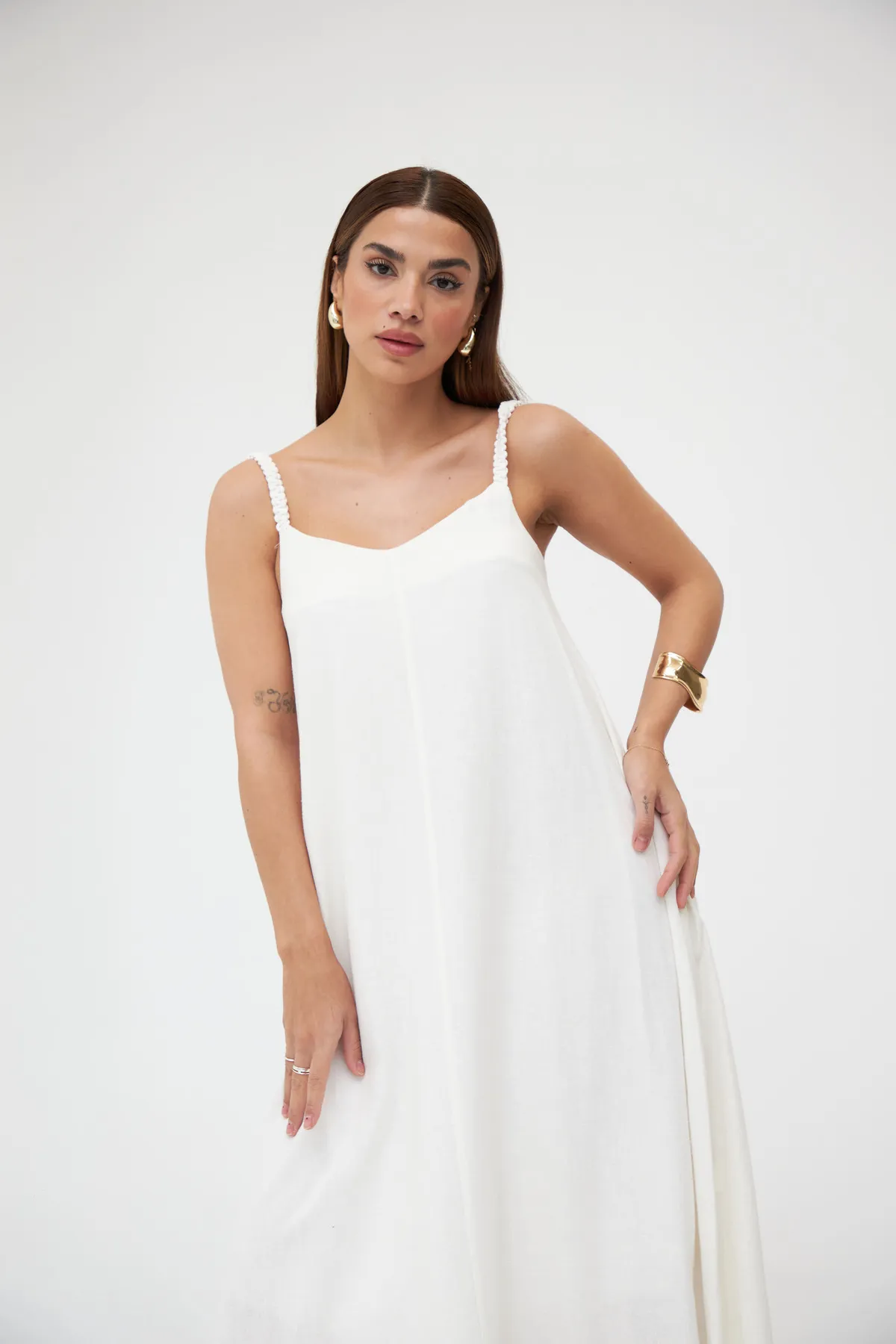 Laluvia  Ecrufarbenes, langes Leinenkleid mit Strickriemen