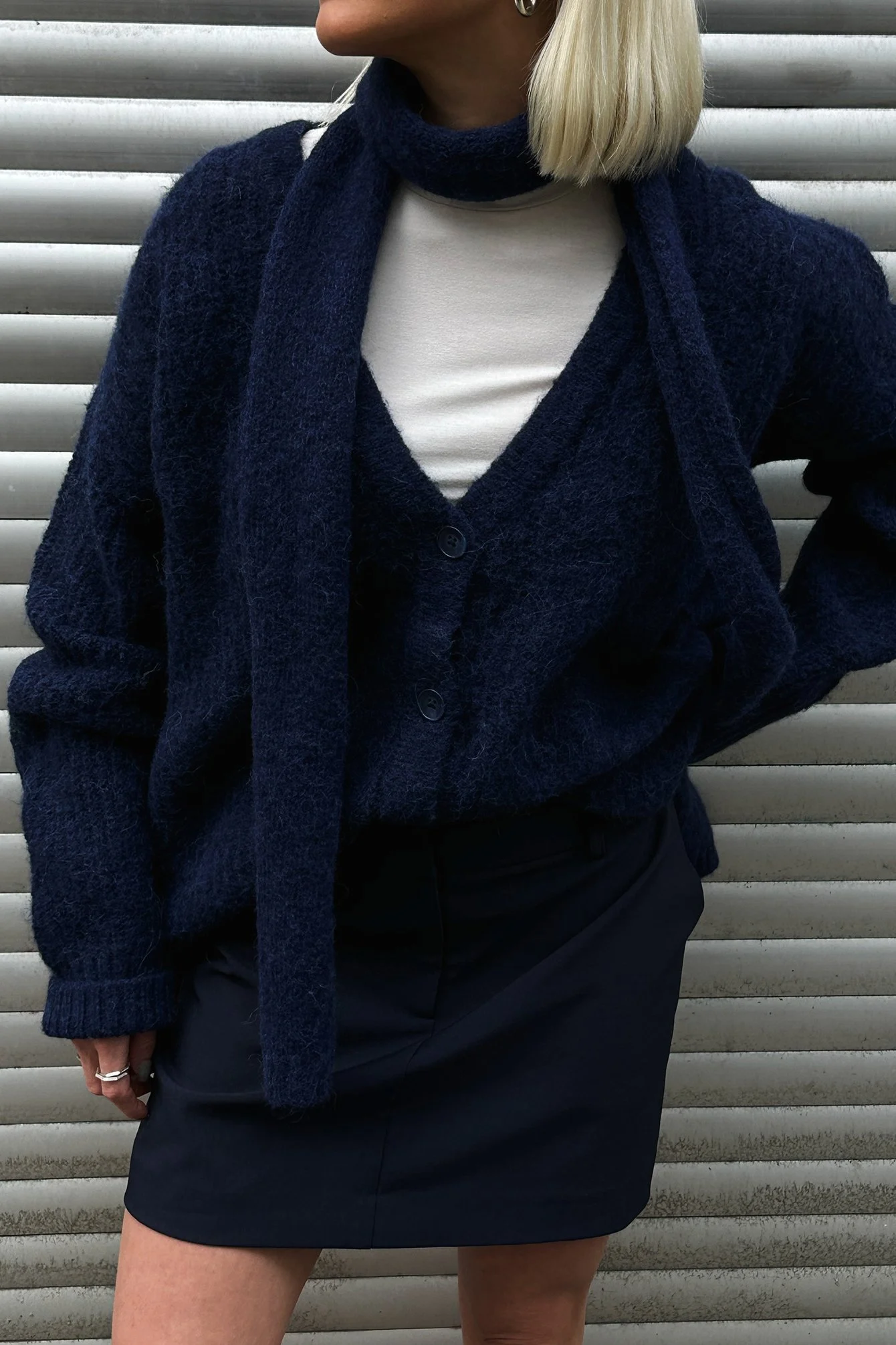 Oversized-Strickjacke mit V-Ausschnitt aus einer Wollmischung