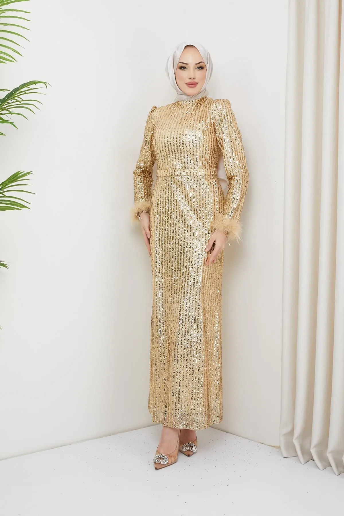 Olcay  Abendkleid aus Tüll mit Pailletten und Federndetails in Gold 1207