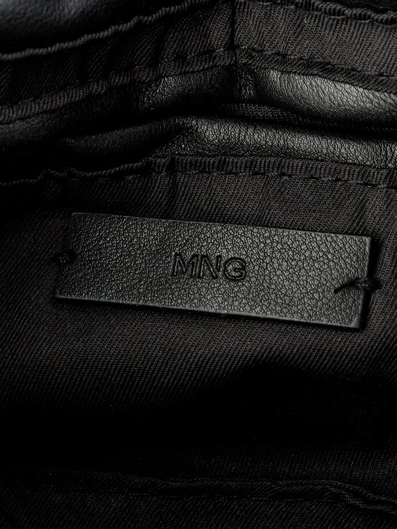 Crossbody Bag in Leder-Optik in schwarz