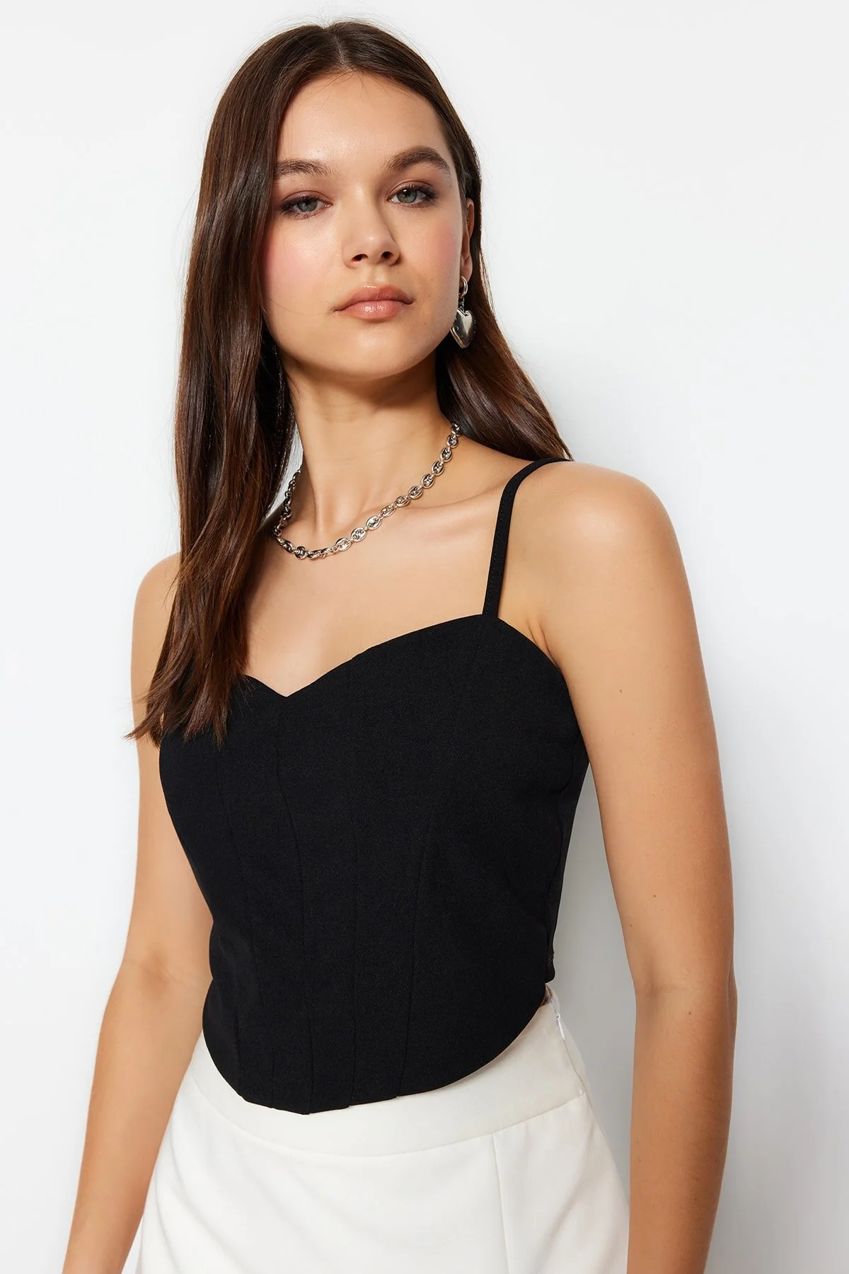 Trendyol Collection  Schwarzes, tailliertes Bustier aus Krepp-Strick mit kurzen Trägern TWOSS23BS00036