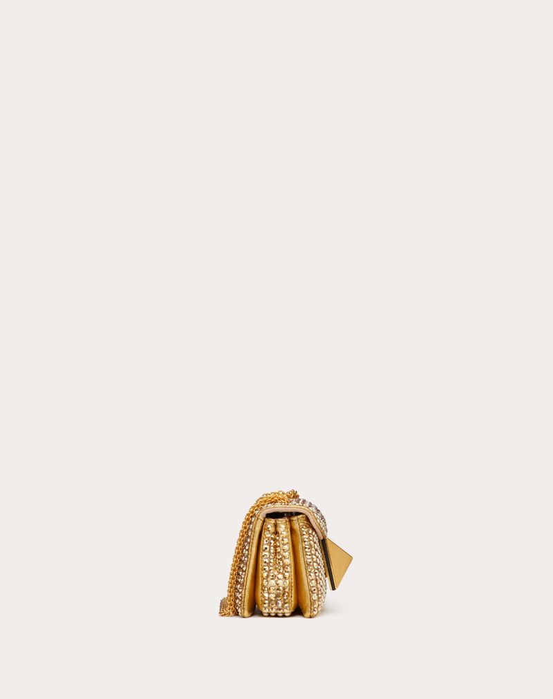 MICRO BOLSA COM UMA CORRENTE DE BRINCO COM BORDADO