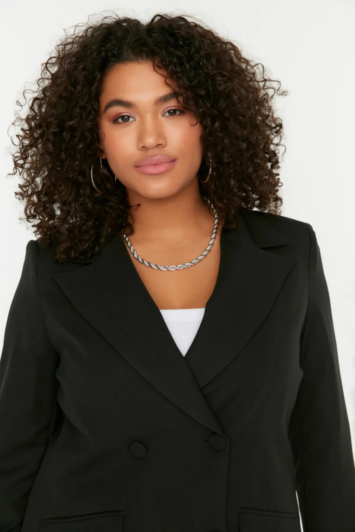 Trendyol Curve  Schwarze gewebte Blazerjacke mit Doppelverschluss TBBSS22CE0180