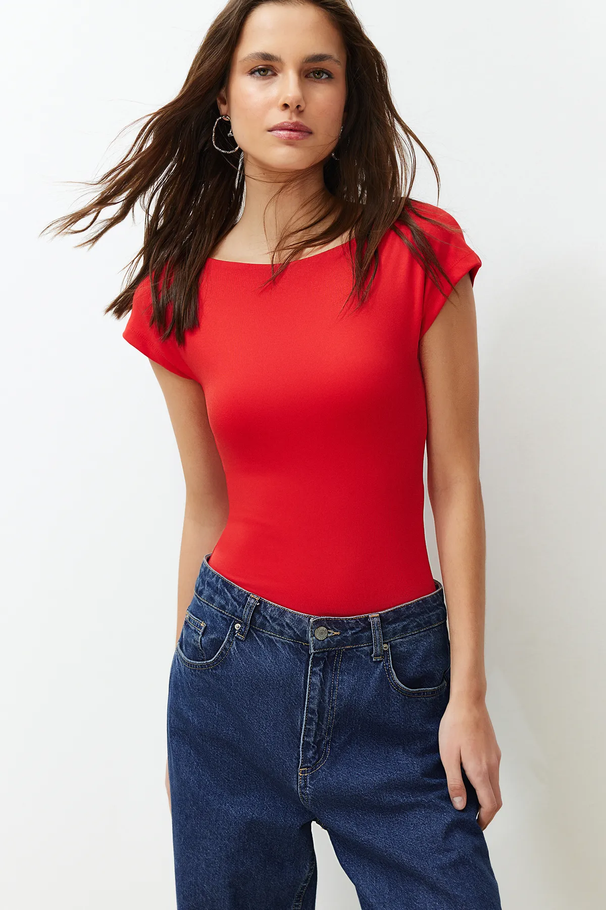 Trendyol Collection  Roter taillierter/körpersitzender Strick-Body mit U-Boot-Ausschnitt und flexiblem Druckknopfverschluss TWOSS24BD00029