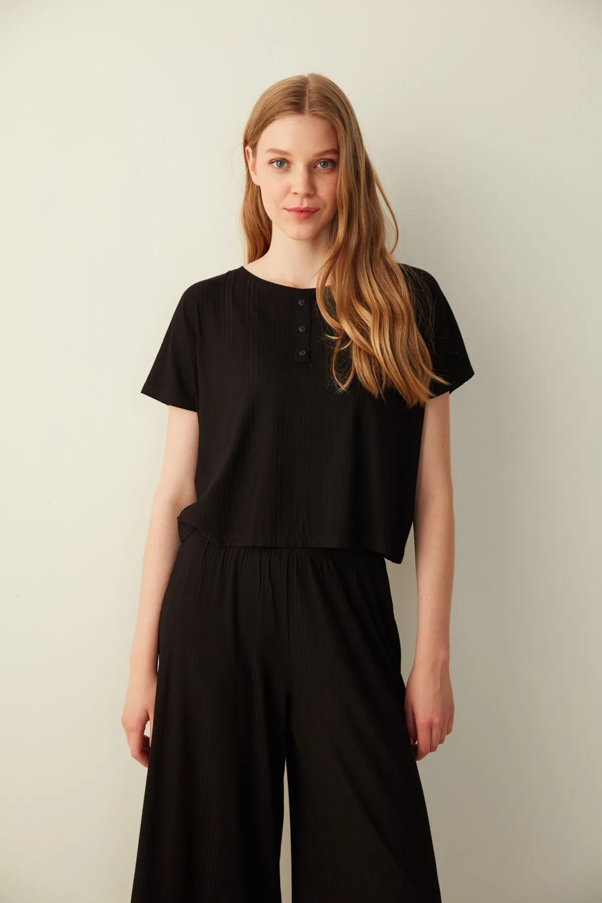 Penti  Schwarzes T-Shirt-Pyjamaoberteil mit Kragen und Knopfleiste
