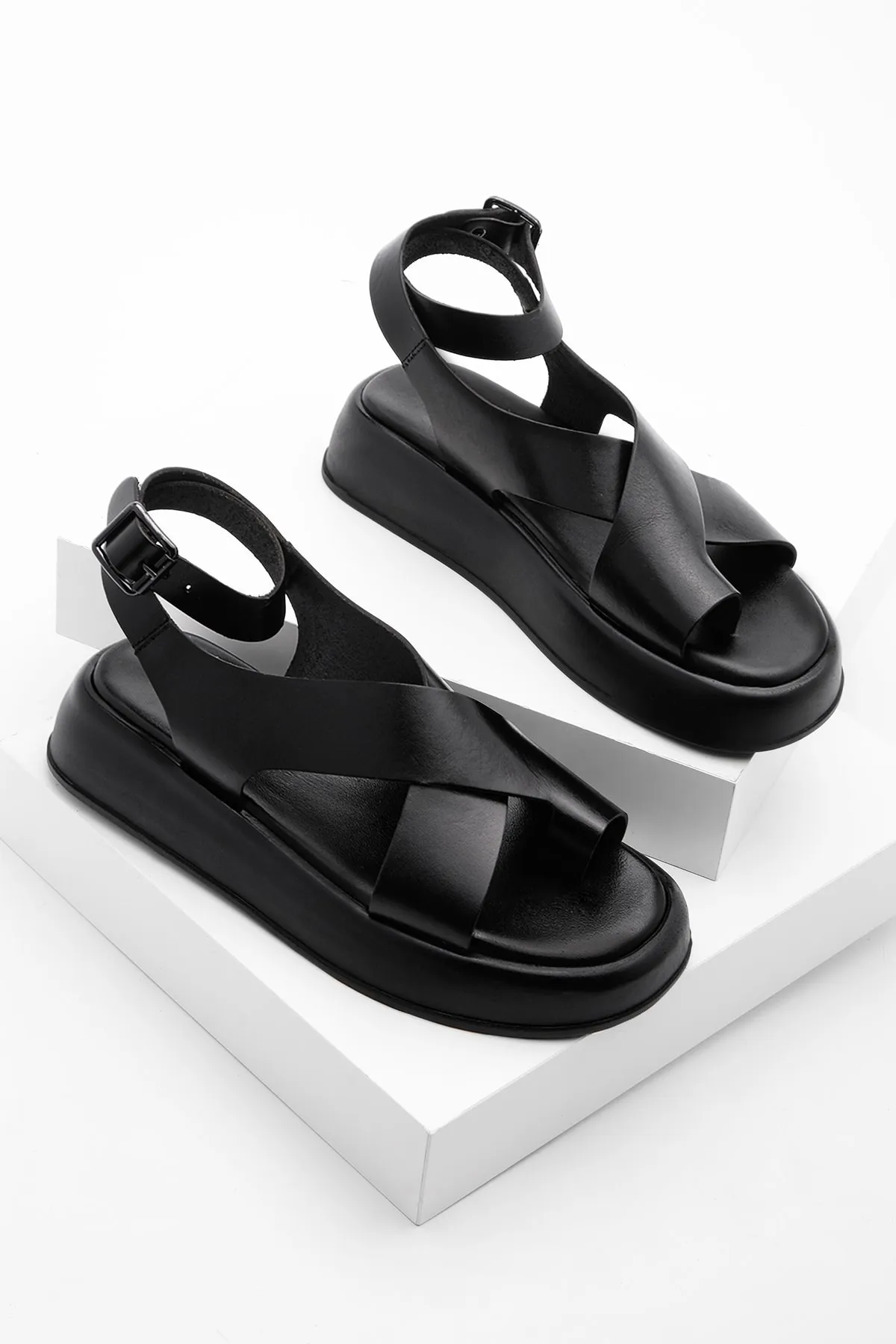 Marjin  Damen Sandalen aus echtem Leder für den Alltag, dicke Sohle, Etikett schwarz
