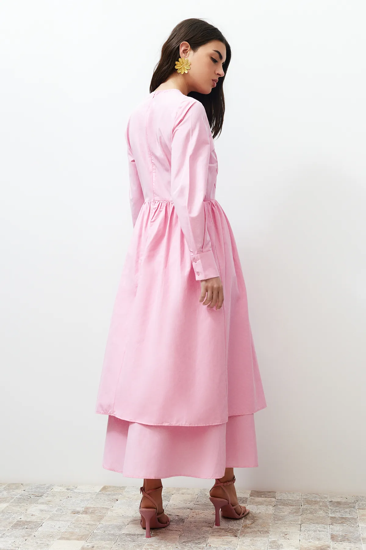 Trendyol Modest  Rosa Kleid mit schlichtem Webmuster und detaillierter Vorderseite TCTSS24EB00144