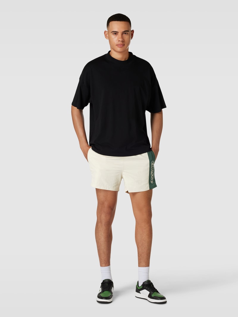 Shorts mit seitlichen Eingrifftaschen in beige