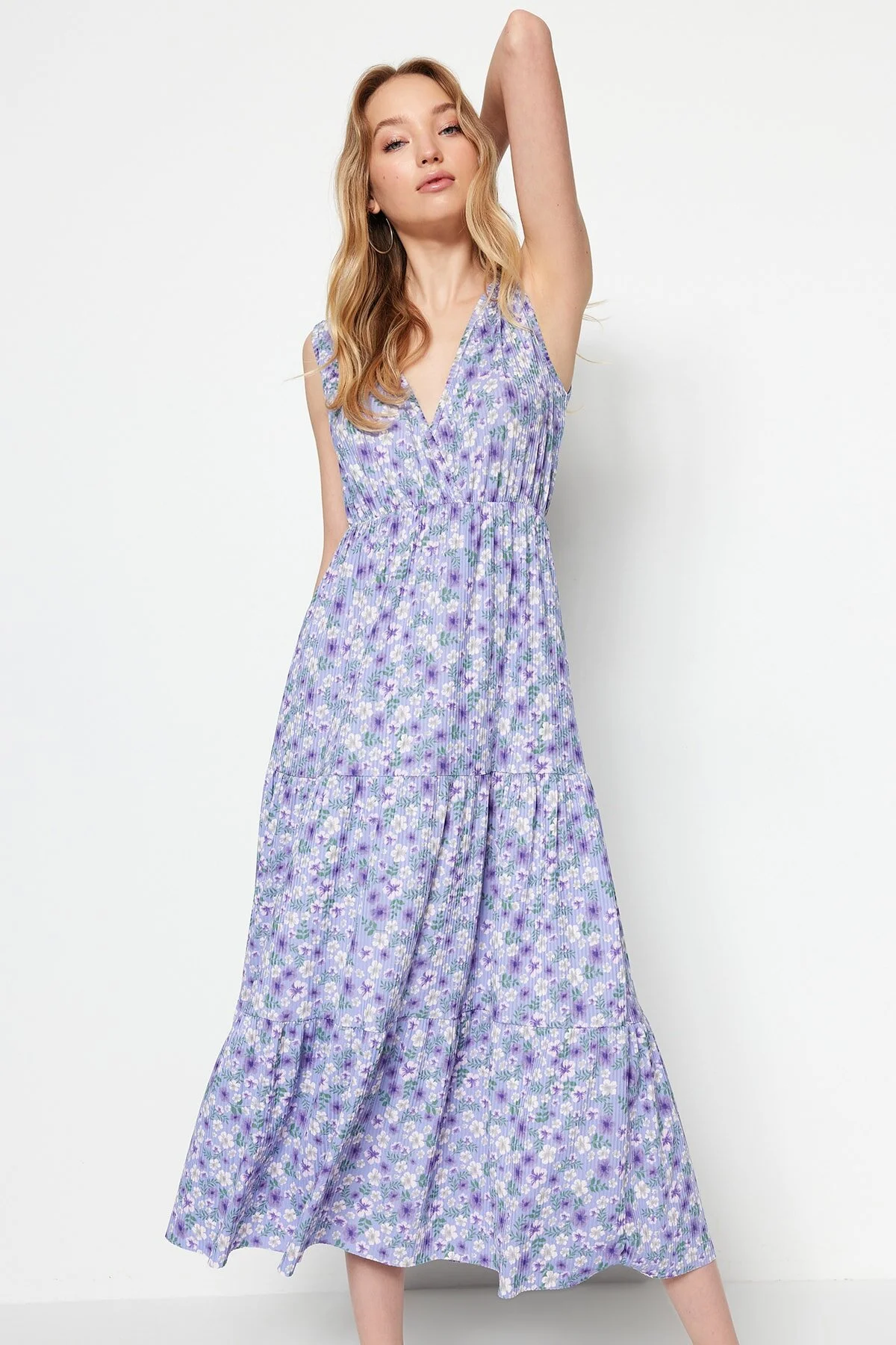 Trendyol Collection  Lilafarbenes, blumengemustertes, ärmelloses Maxi-Strickkleid in A-Linie mit V-Ausschnitt TWOSS22EL1588