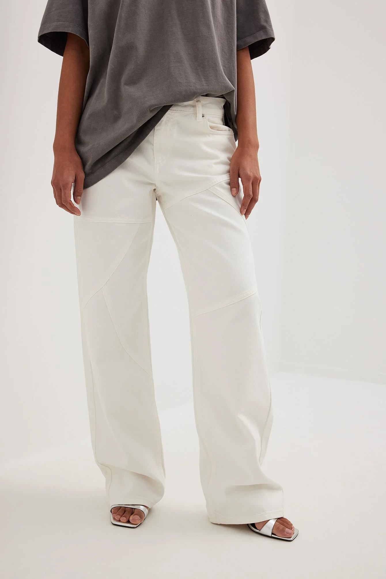 Weite Jeans mit mittlerer Taille und Nahtdetails