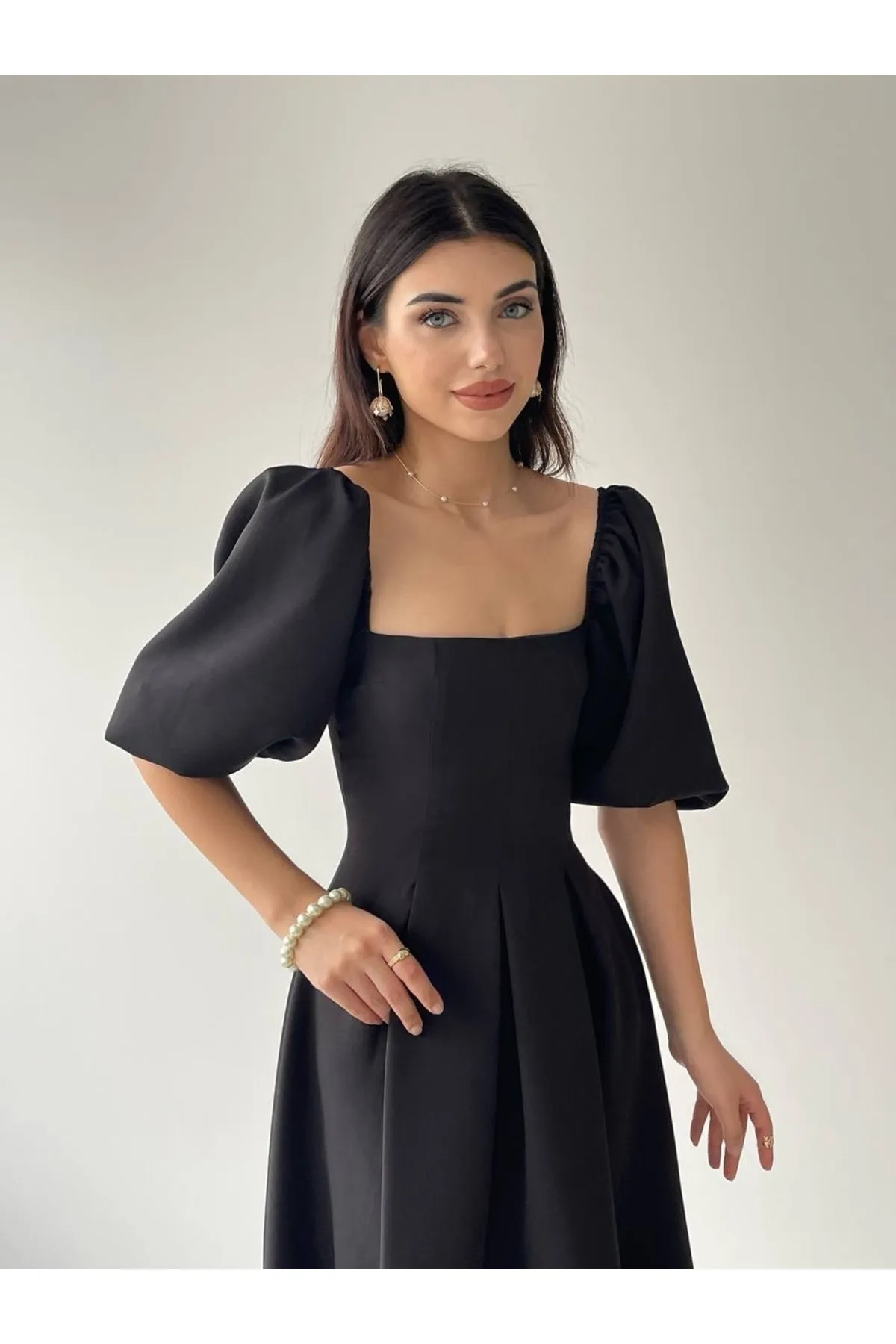 SONREİR  Kurzes, plissiertes langes Kleid mit Ballonärmeln und quadratischem Ausschnitt