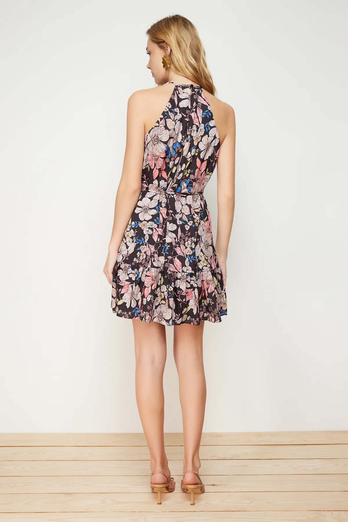 Trendyol Collection  Braunes A-Linien-Minikleid aus Webstoff mit Bindedetail TWOSS22EL00666
