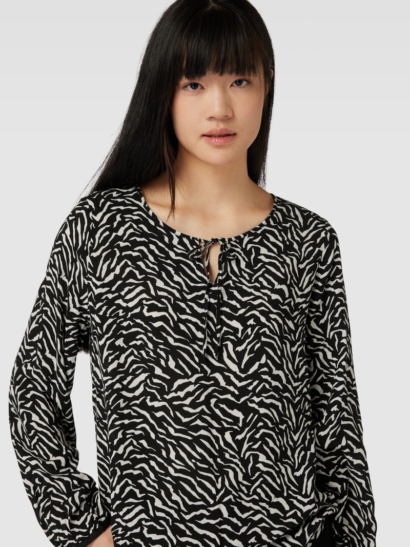 Blusenshirt aus Viskose mit Allover-Muster in schwarz