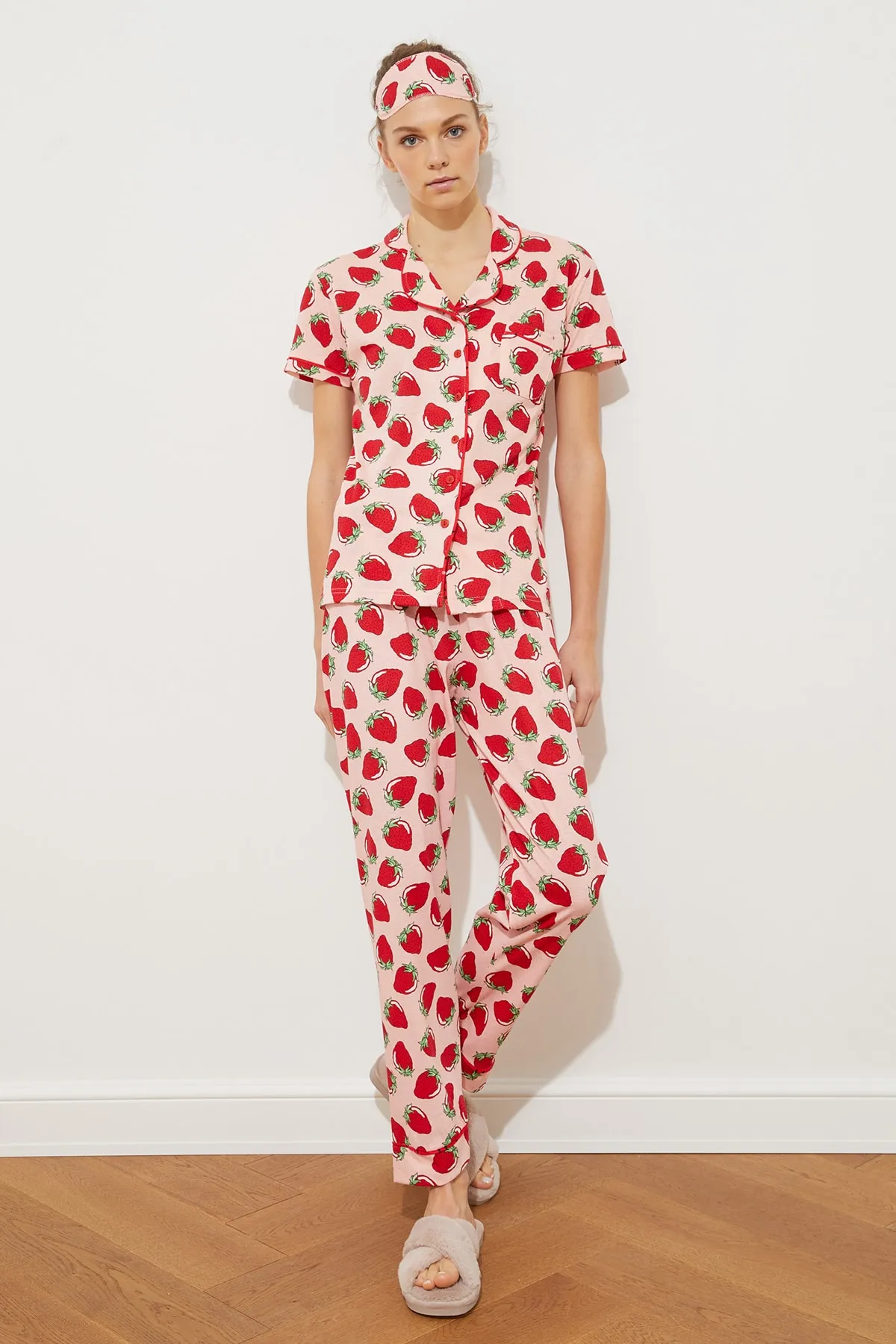 Trendyol Collection  Rosafarbenes Pyjama-Set aus Strick mit Erdbeermuster und Paspelierung THMSS21PT0784