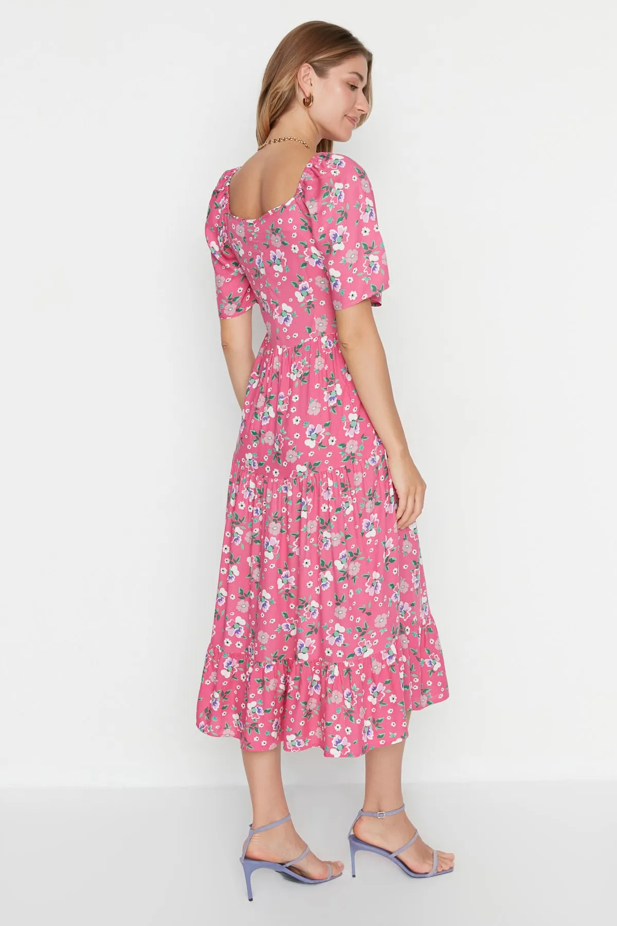 Trendyol Collection  Rosafarbenes, gewebtes Midikleid in A-Linie mit Ballonärmeln und Blumendruck TWOSS20EL2323