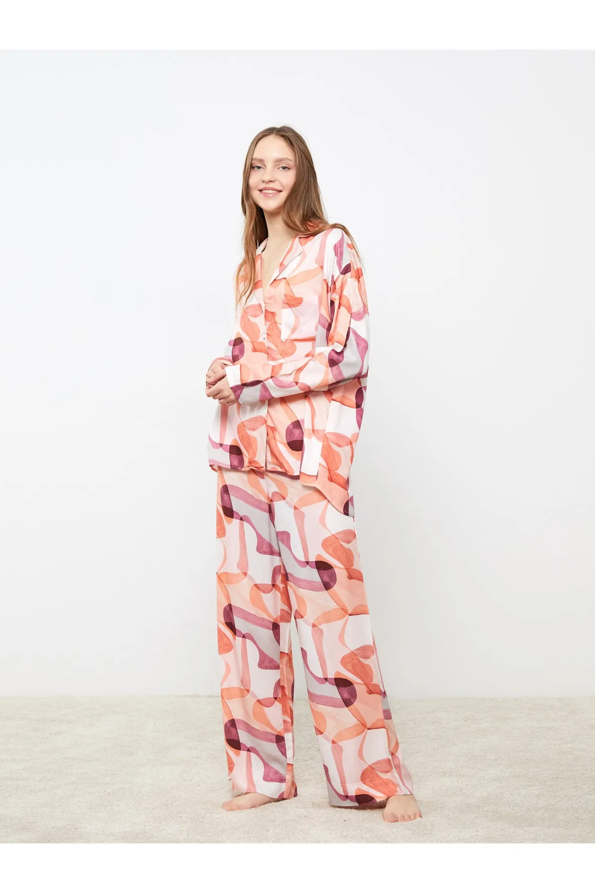LC Waikiki  Gemustertes, langärmliges Damen-Pyjama-Set mit Hemdkragen