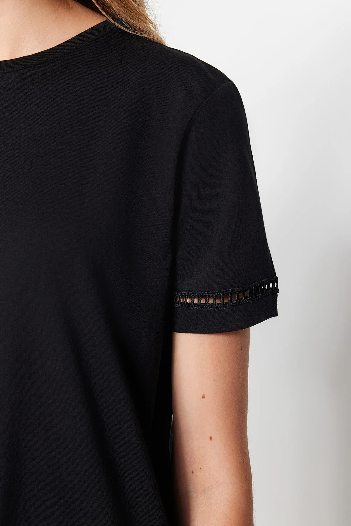 Trendyol Collection  Schwarzes Basic-Strick-T-Shirt aus 100 % Baumwolle mit Rundhalsausschnitt und Stickerei-Detail TWOSS23TS00012