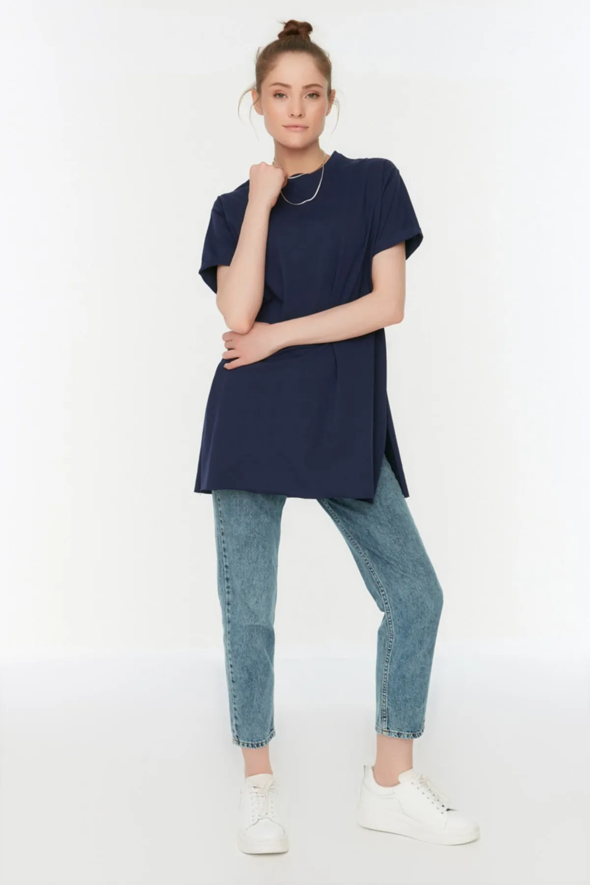 Trendyol Modest  Marineblau-weißes Basic-Strick-T-Shirt mit Schlitz und detailliertem Rundhalsausschnitt im 2er-Pack TCTSS21UK0009