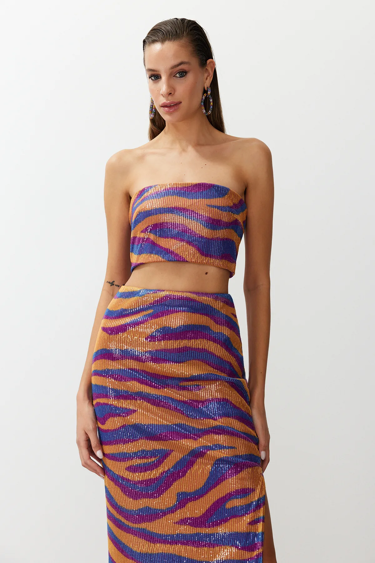 Trendyol Collection  Mehrfarbiges, gemustertes, bauchfreies, gefüttertes Bustier mit glitzernden Pailletten TPRSS24BS00009