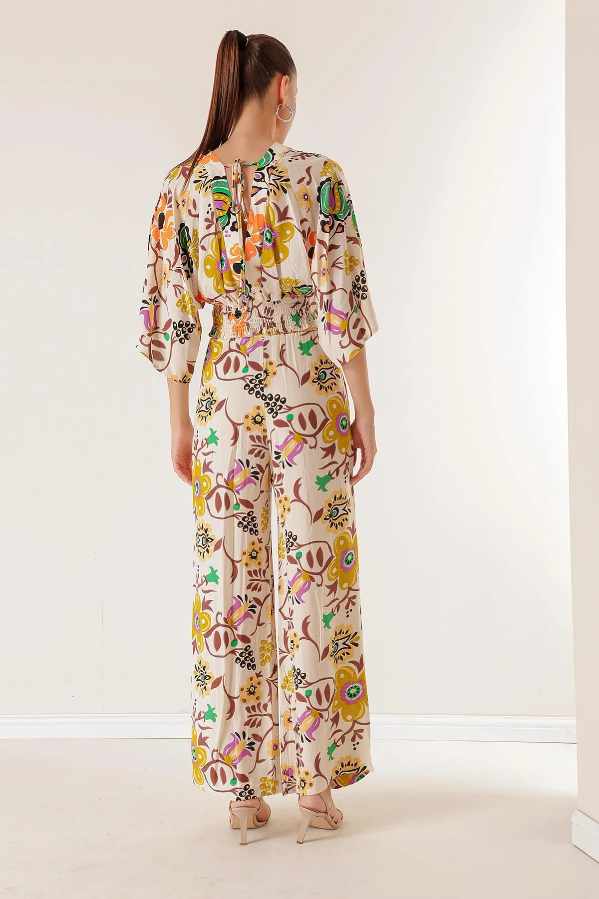By Saygı  Palazzo-Hose mit elastischer Taille und Taschen vorne und hinten, V-Ausschnitt, bauchfrei, geblümter Doppelanzug