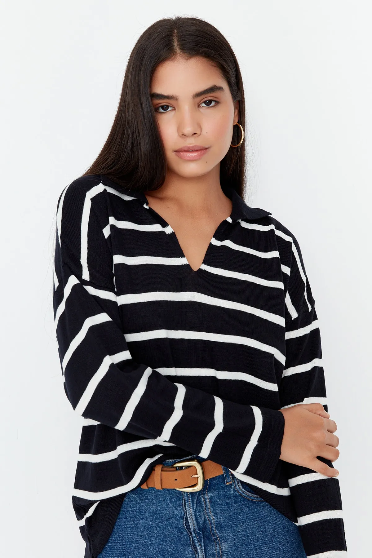 Trendyol Collection  Ecrufarbener, gestreifter Strickpullover mit super weiter Passform TWOAW23KZ01845