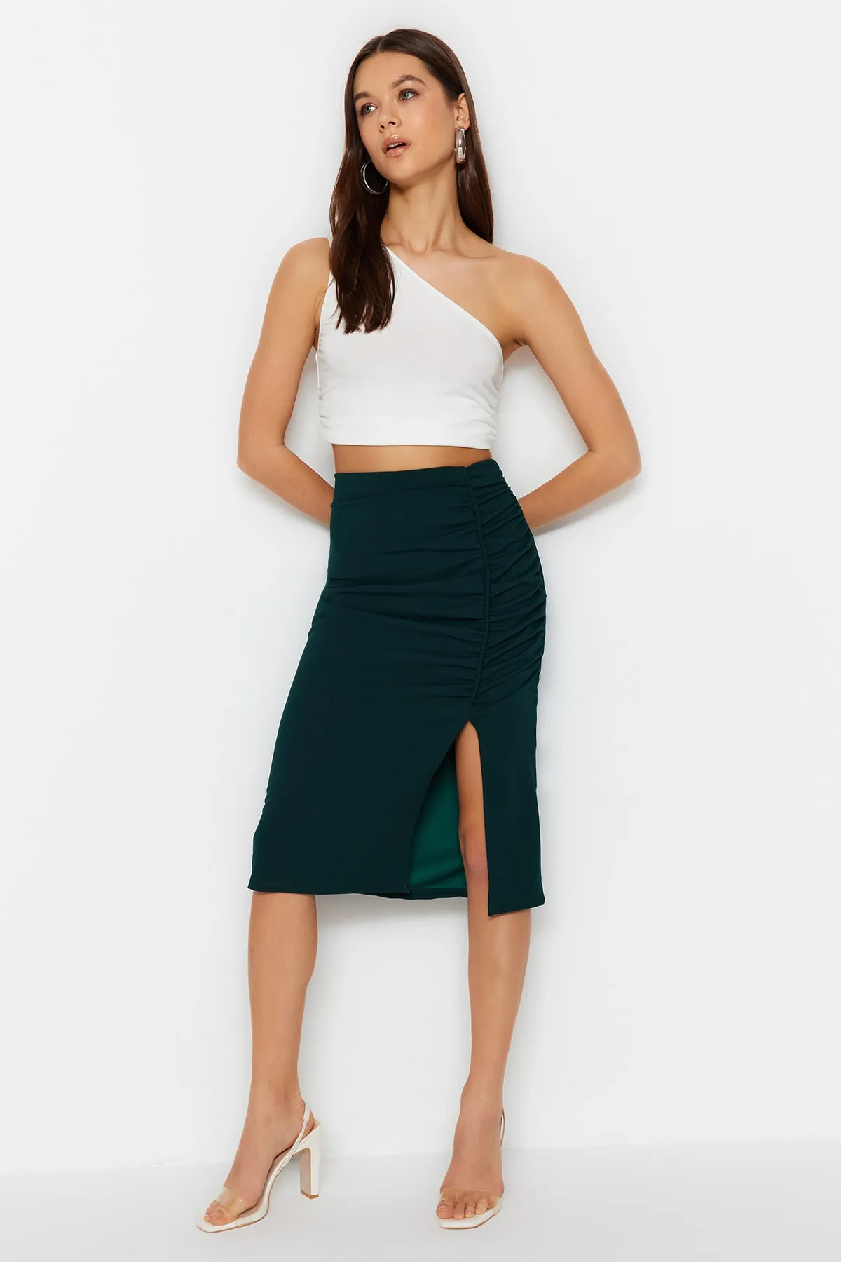 Trendyol Collection  Smaragdgrüner, figurbetonter, eleganter Midi-Strickrock aus Crêpe mit Drapierung und Schlitz TWOSS23ET00316
