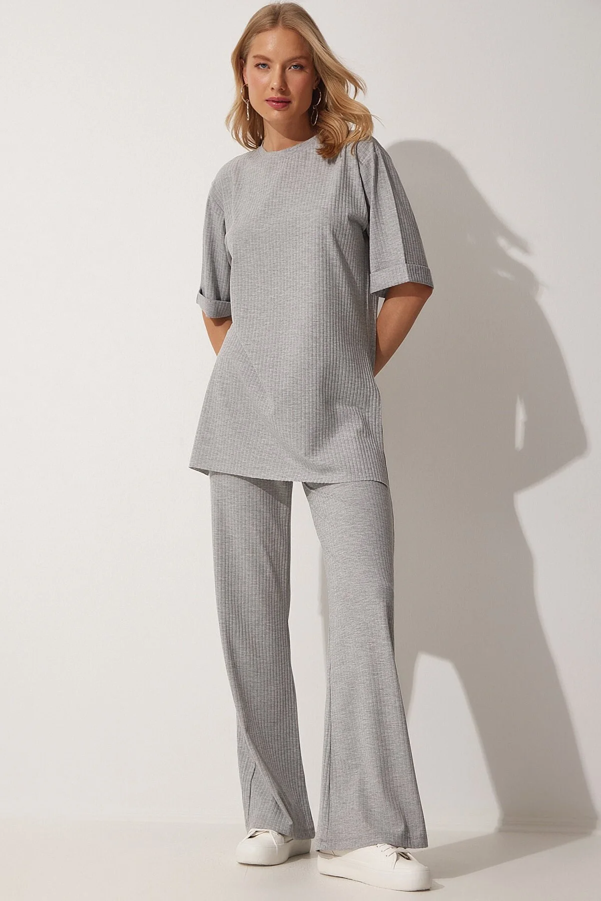 Happiness İstanbul  Graues Set aus Oberteil und Unterteil aus Stretch-Strick für Damen KH00086