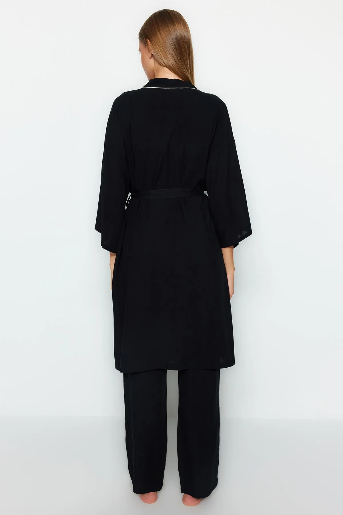Trendyol Collection  Schwarzes 2-teiliges, geripptes Viskose-Morgenmantel-Pyjama-Unterteil, gewebtes Pyjama-Set THMAW24PT00074