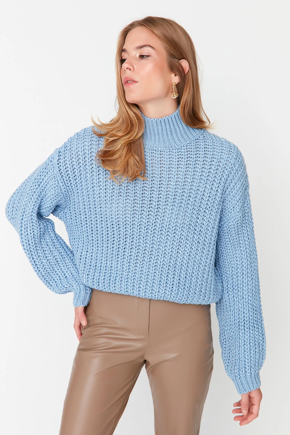 Trendyol Collection  Blauer, weich strukturierter Strickpullover mit Basic-Kragen und weiter Passform TWOAW23KZ01810
