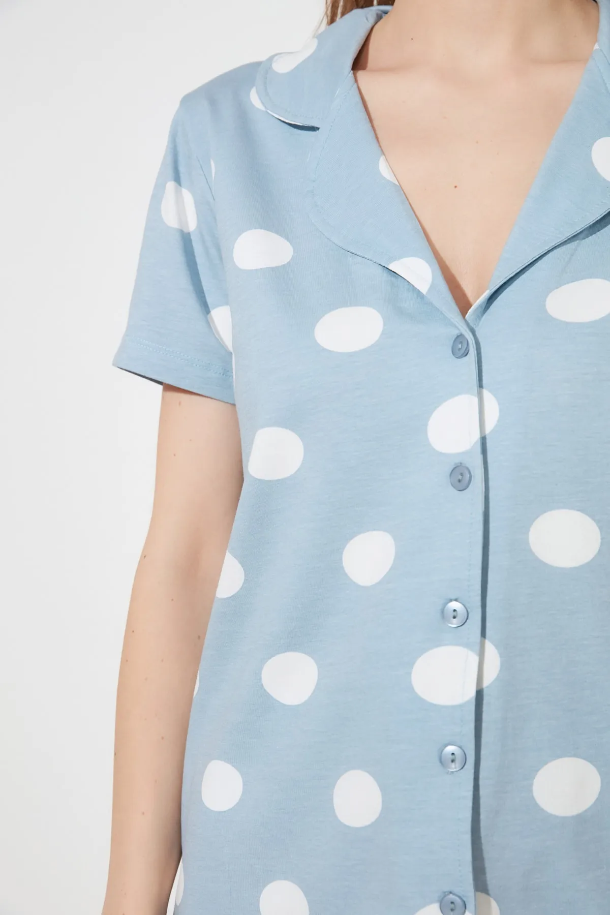 Trendyol Collection  Blaues, gestricktes Pyjama-Set mit gepunktetem Hemd und Shorts aus 100 % Baumwolle THMSS20PT0077