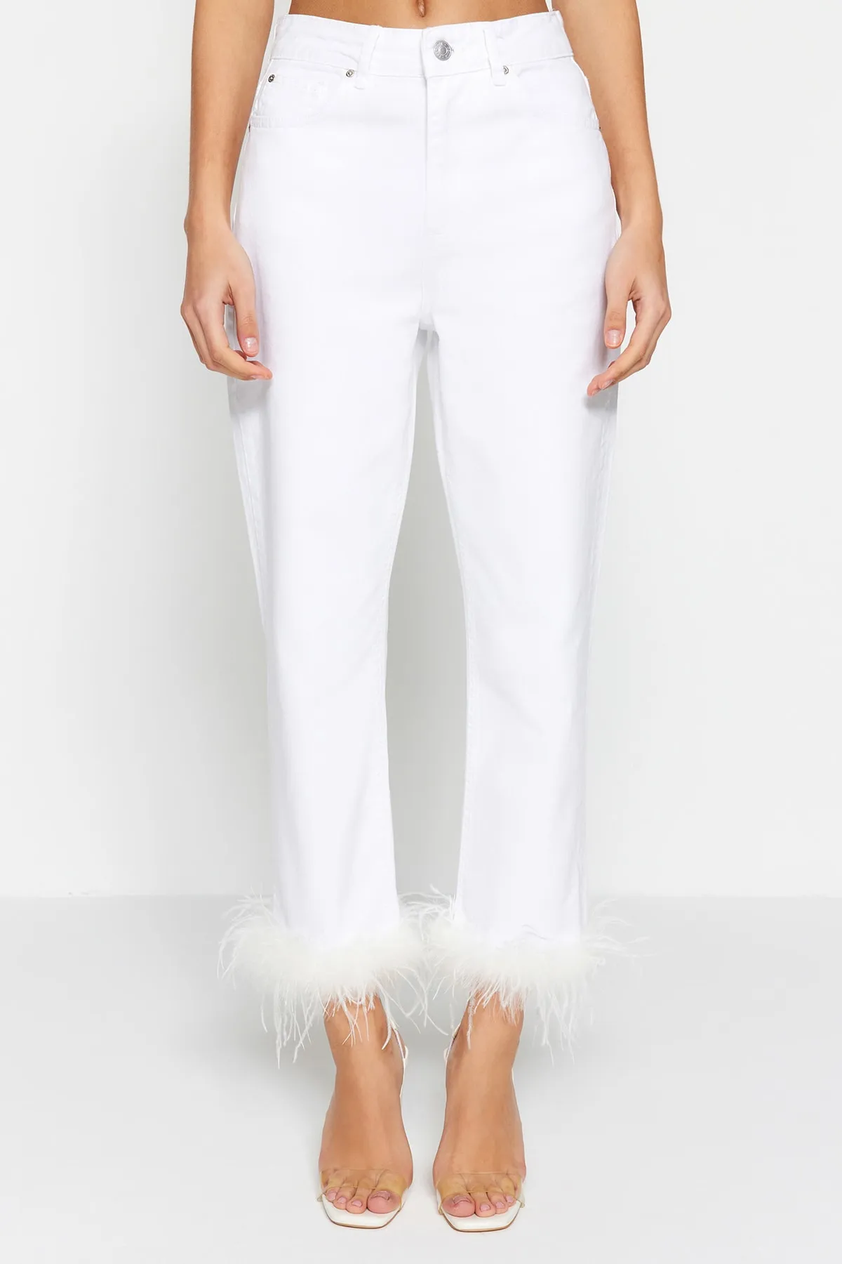 Trendyol Collection  Weiße Jeans mit hoher Taille und geradem Bein und Federdetail TWOSS23JE00208