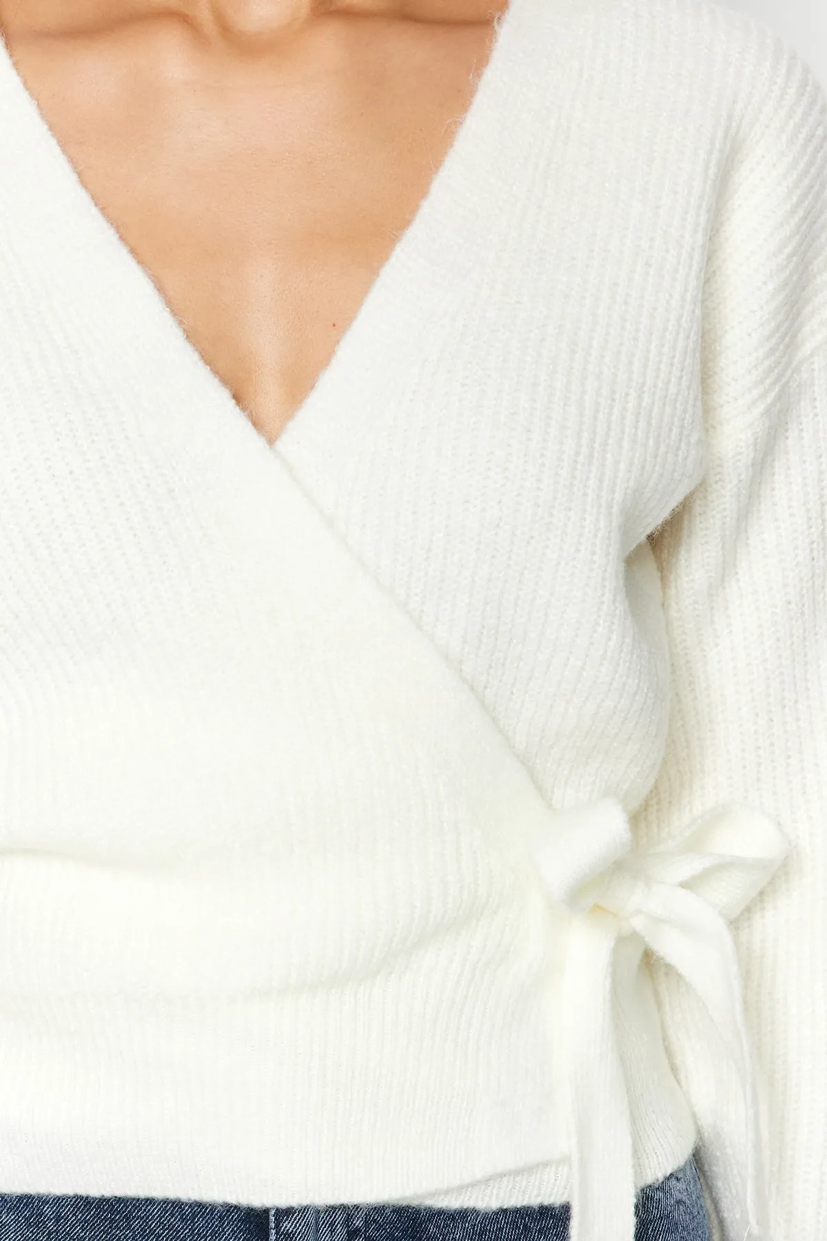 Trendyol Collection  Ecrufarbene, weich strukturierte Strickjacke mit V-Ausschnitt TWOAW24HI00282