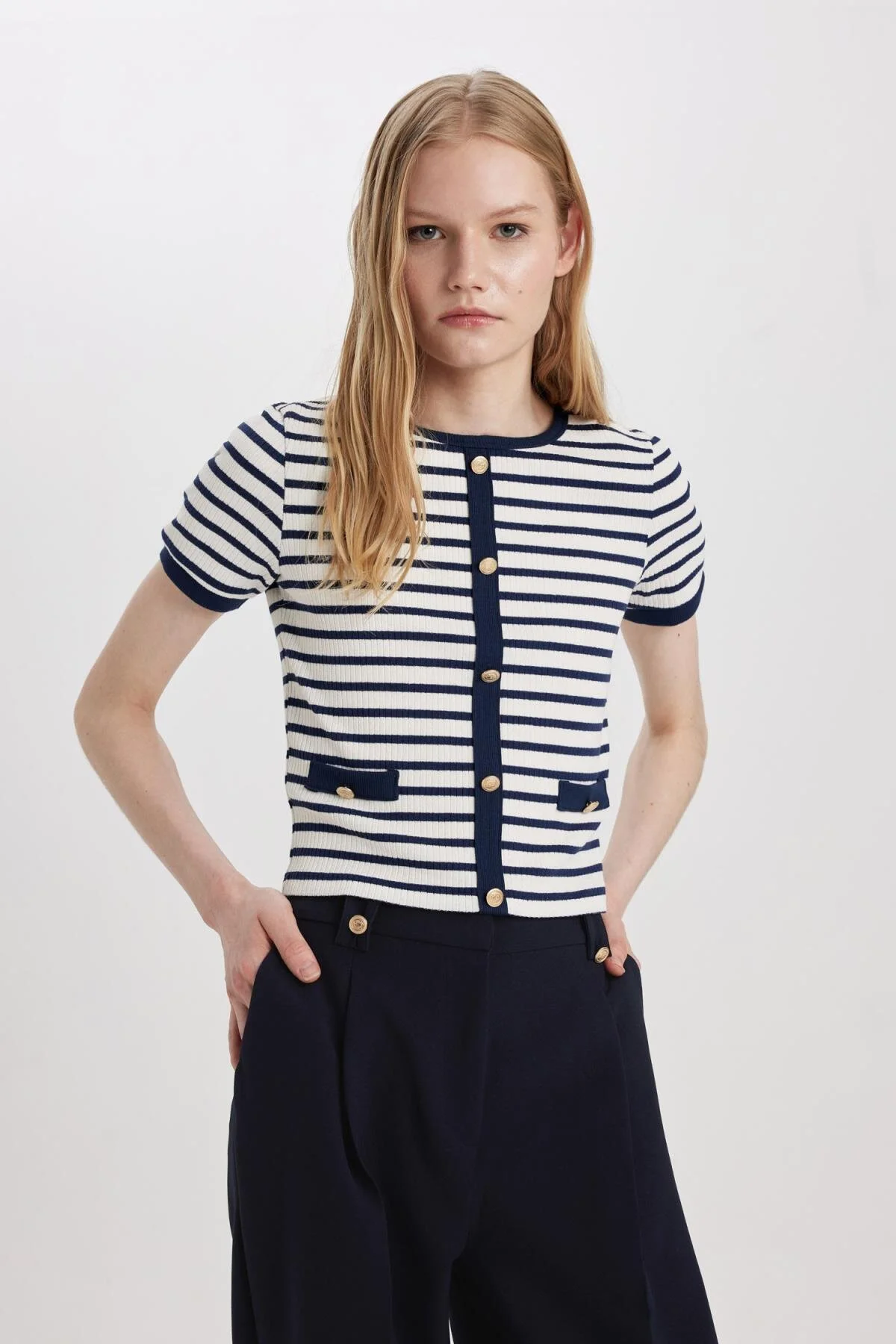DeFacto  Gestreiftes Kurzarm-T-Shirt mit schmaler Passform und Rundhalsausschnitt C2566ax24sp