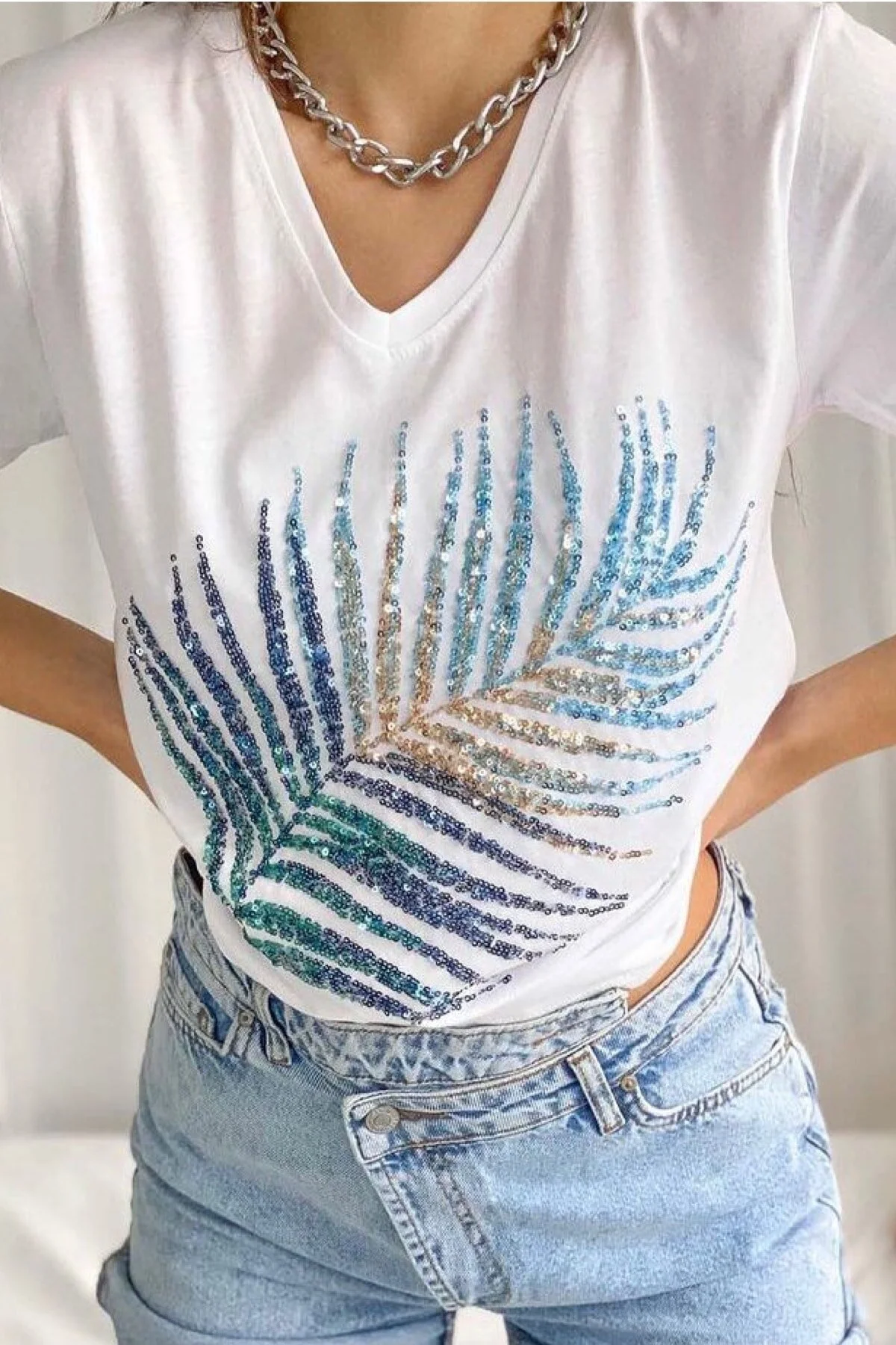 FEMELLE  Weißes Damen-T-Shirt aus Baumwolle mit V-Ausschnitt und Blatt-Pailletten