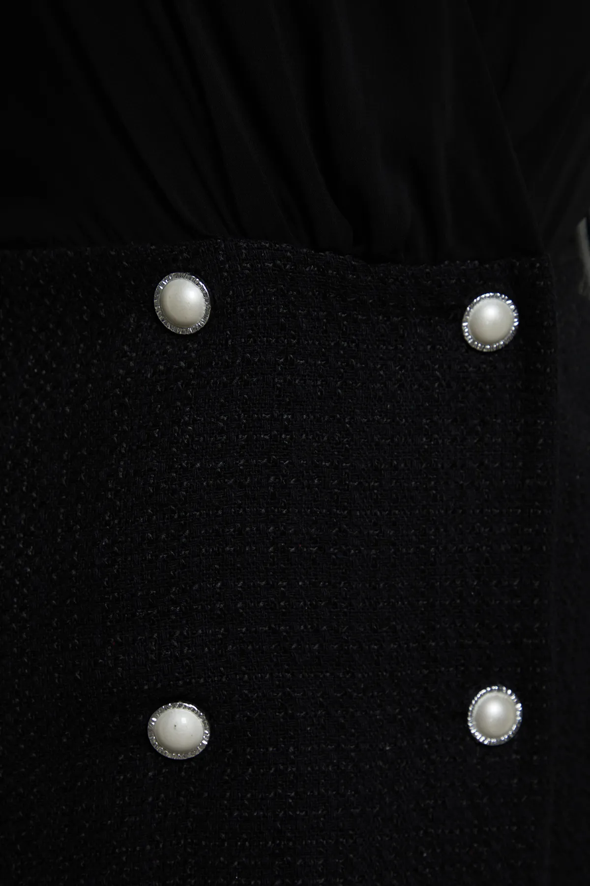 Trendyol Collection  Schwarzes Kleid aus gewebtem Tweed mit einfarbigem Muster und Knöpfen TWOAW24EL00659