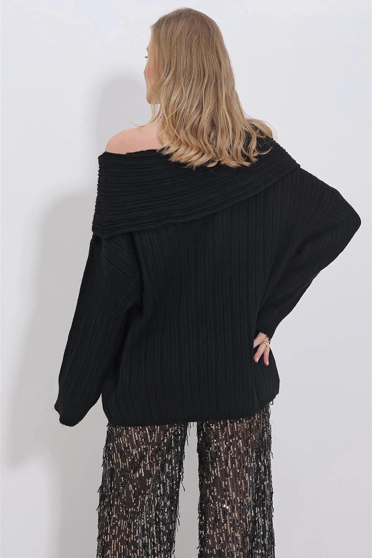 Trend Alaçatı Stili  Schwarzer gerippter Oversize-Pullover mit Madonna-Kragen für Damen ALC-X11370