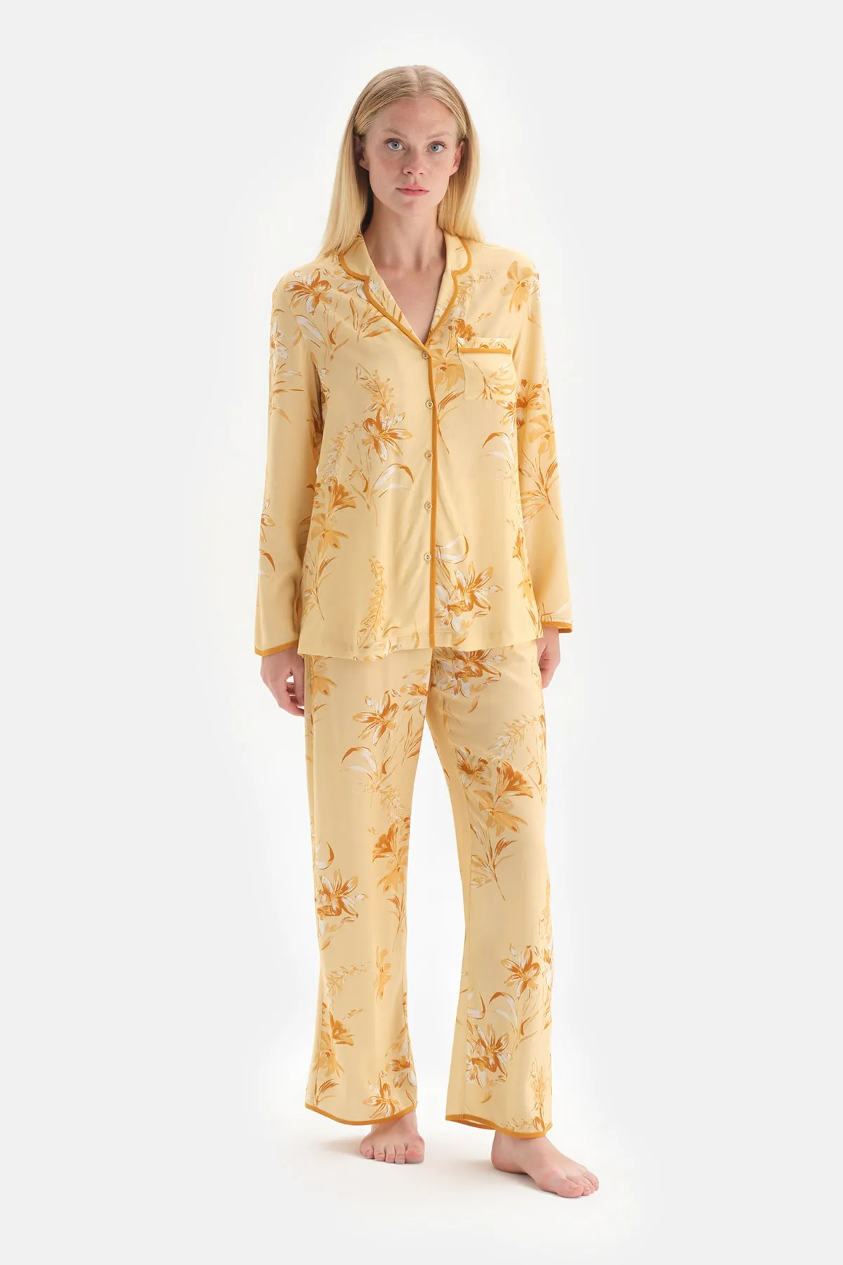Dagi  Pyjama-Set mit gelbem Jackenkragen und langen Ärmeln und Blumenmuster