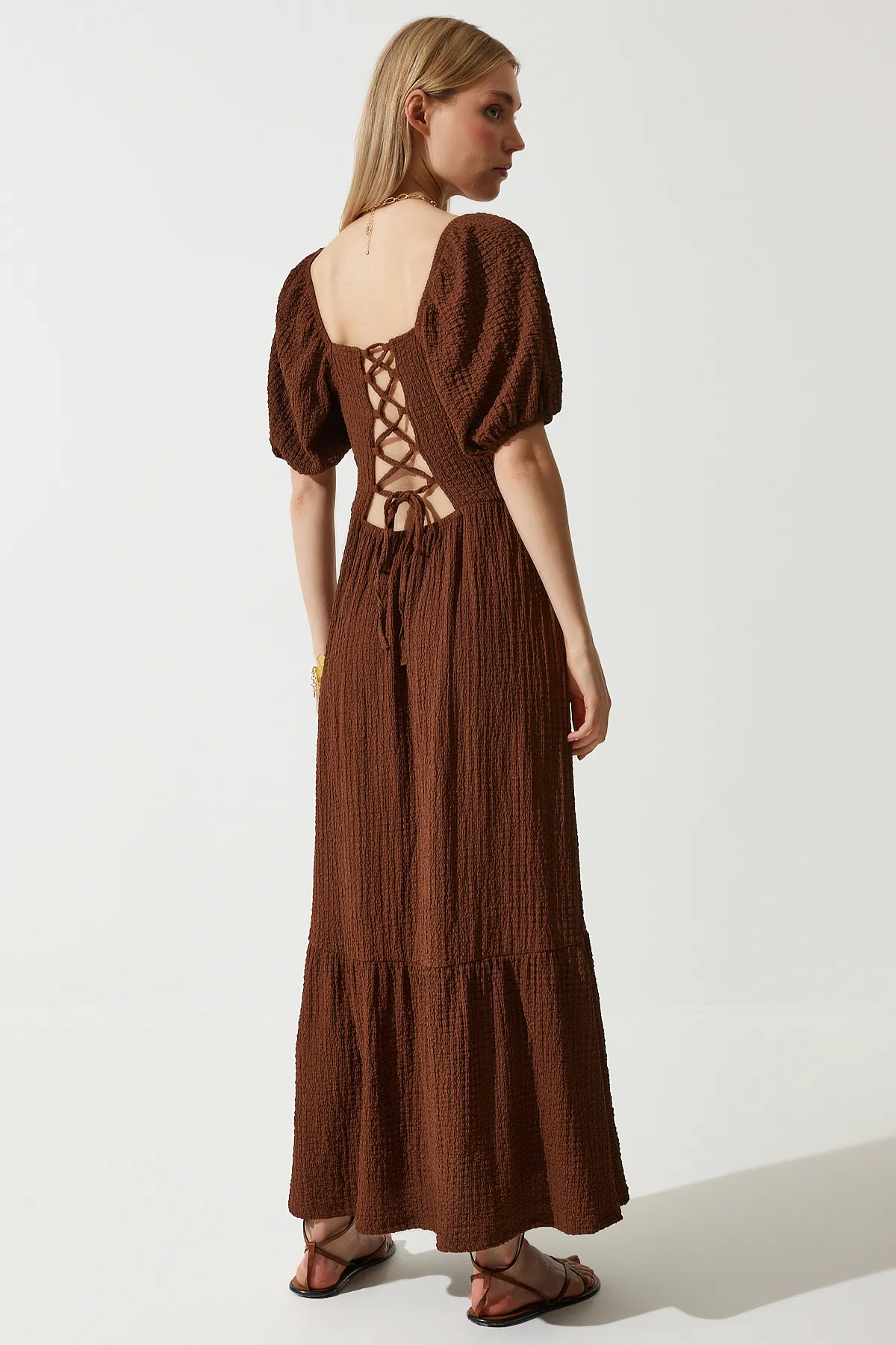 Happiness İstanbul  Braunes Damen-Strickkleid mit Herzkragen und Struktur, UB00050
