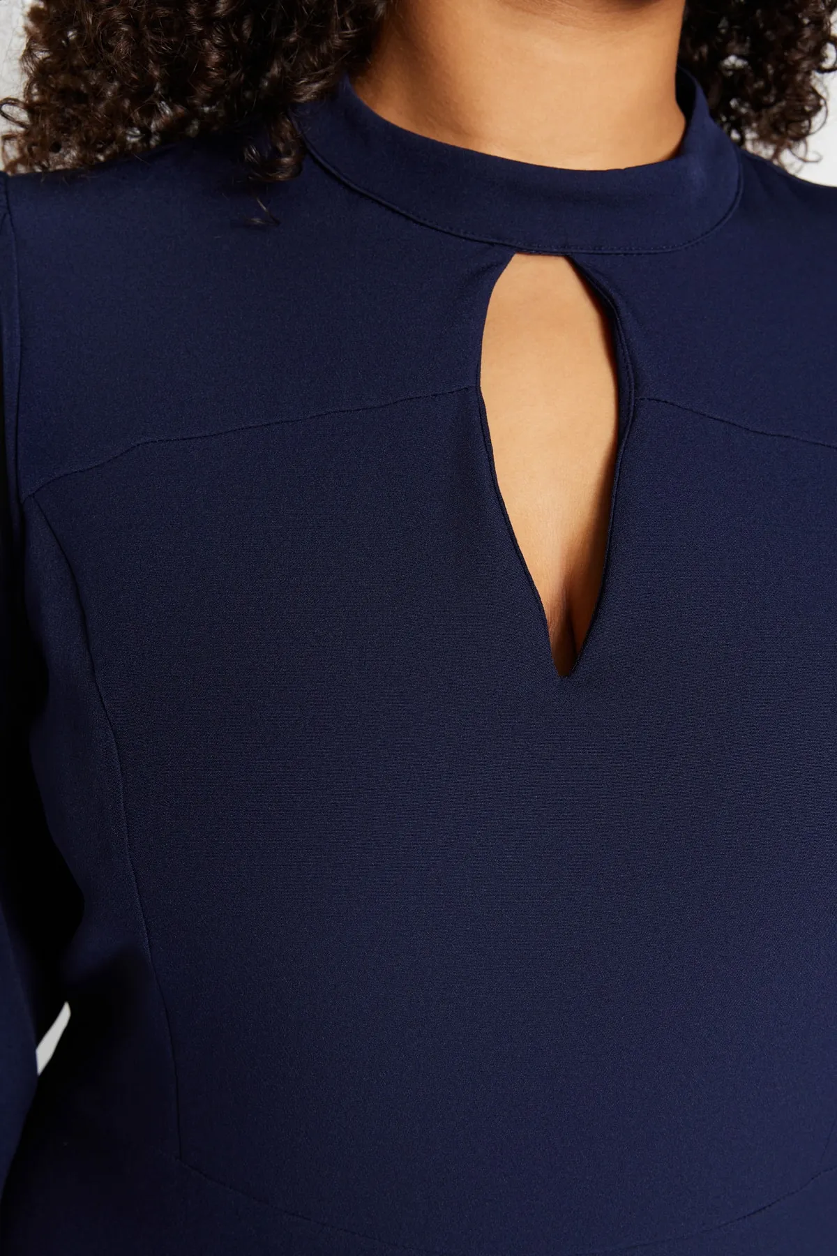 Trendyol Curve  Marineblaues, figurbetontes Minikleid aus Webstoff mit großem Kragen, tiefem Ausschnitt, ungefüttert, langen Ärmeln, TBBAW23AH00040