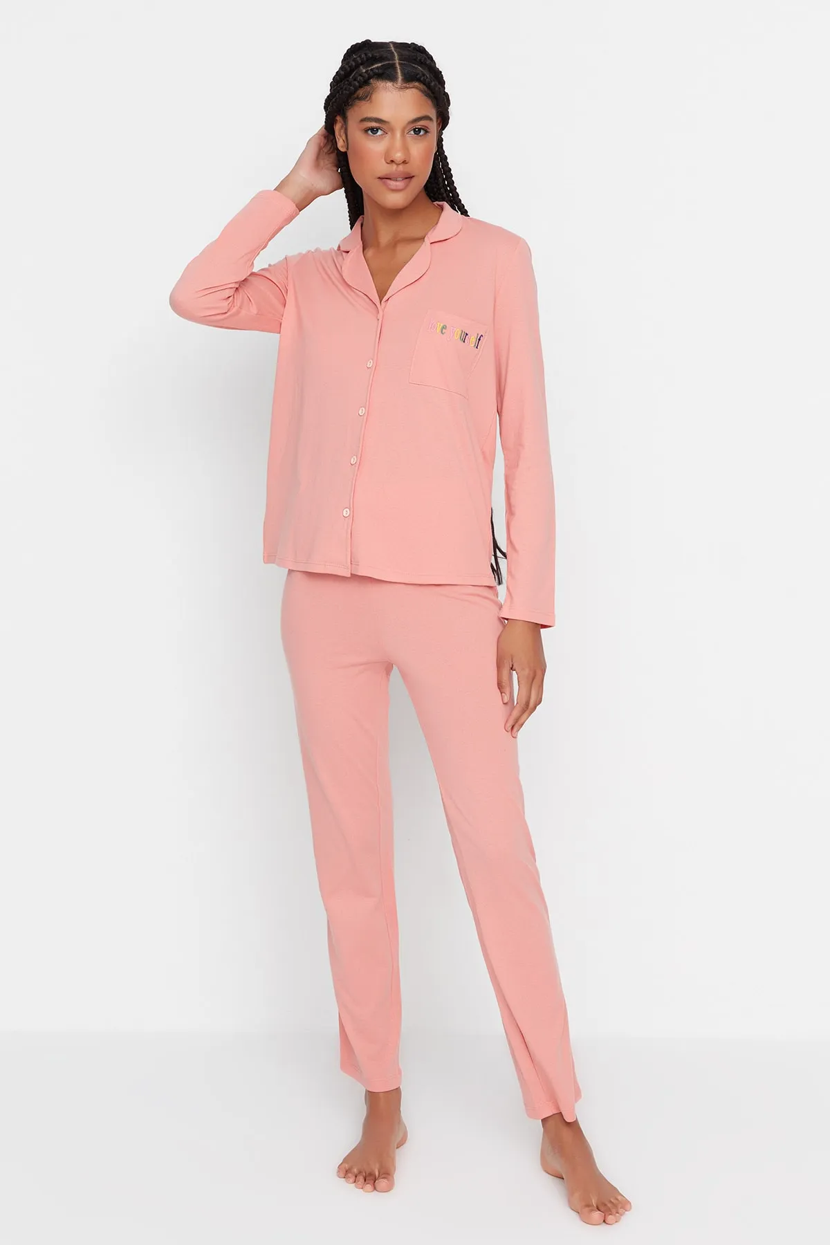 Trendyol Collection  Rosa besticktes Pyjama-Set aus Strick THMAW23PT00151
