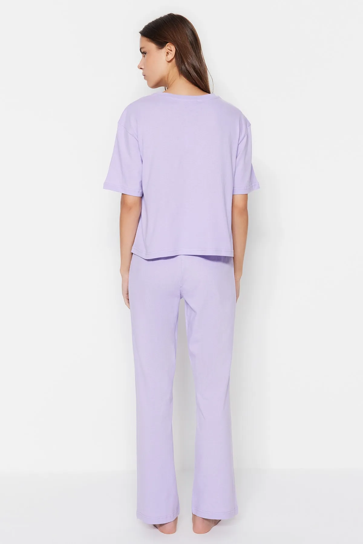 Trendyol Collection  Lila gestricktes Pyjama-Set aus 100 % Baumwolle mit lustig bedruckten T-Shirts und Hosen THMSS23PT00134